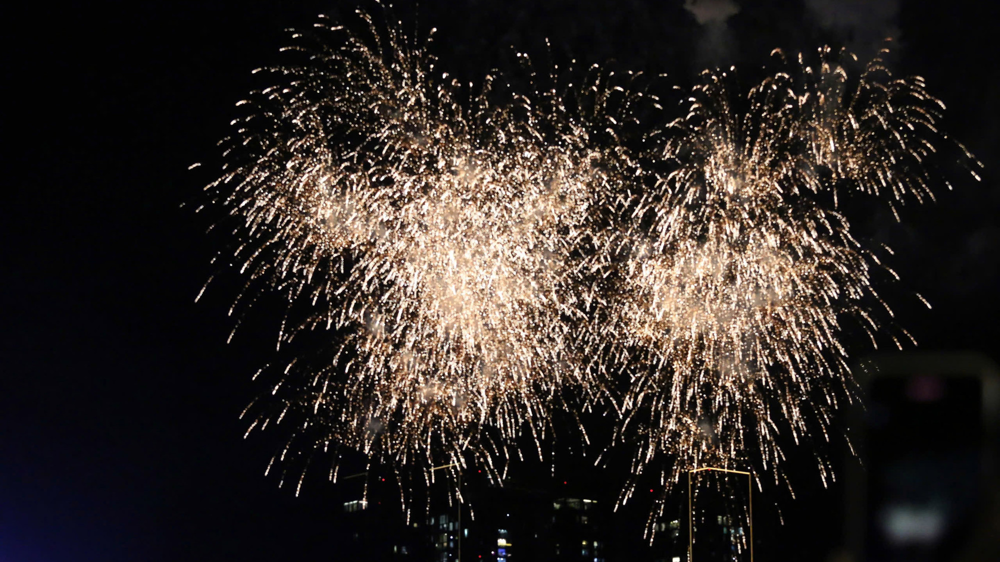 Đúng khoảng khắc bước sang năm mới 2025, màn pháo hoa rực rỡ đầy màu sắc được bắn tại khu vực đầu đường hầm sông Sài Gòn.