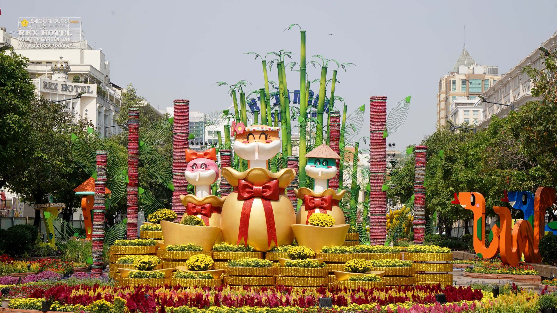 Bên cạnh cặp linh vật Kim Tỵ - Ngân Tỵ, đường hoa Nguyễn Huệ năm nay còn có sự xuất hiện của khoảng 90 chú rắn với nhiều kích thước và màu sắc khác nhau. Đặc biệt, những "bé Tỵ" gây ấn tượng với tạo hình chibi, nhí nhảnh được nhiều người yêu thích, trái ngược với tính cách "máu lạnh" đáng sợ của loài rắn.