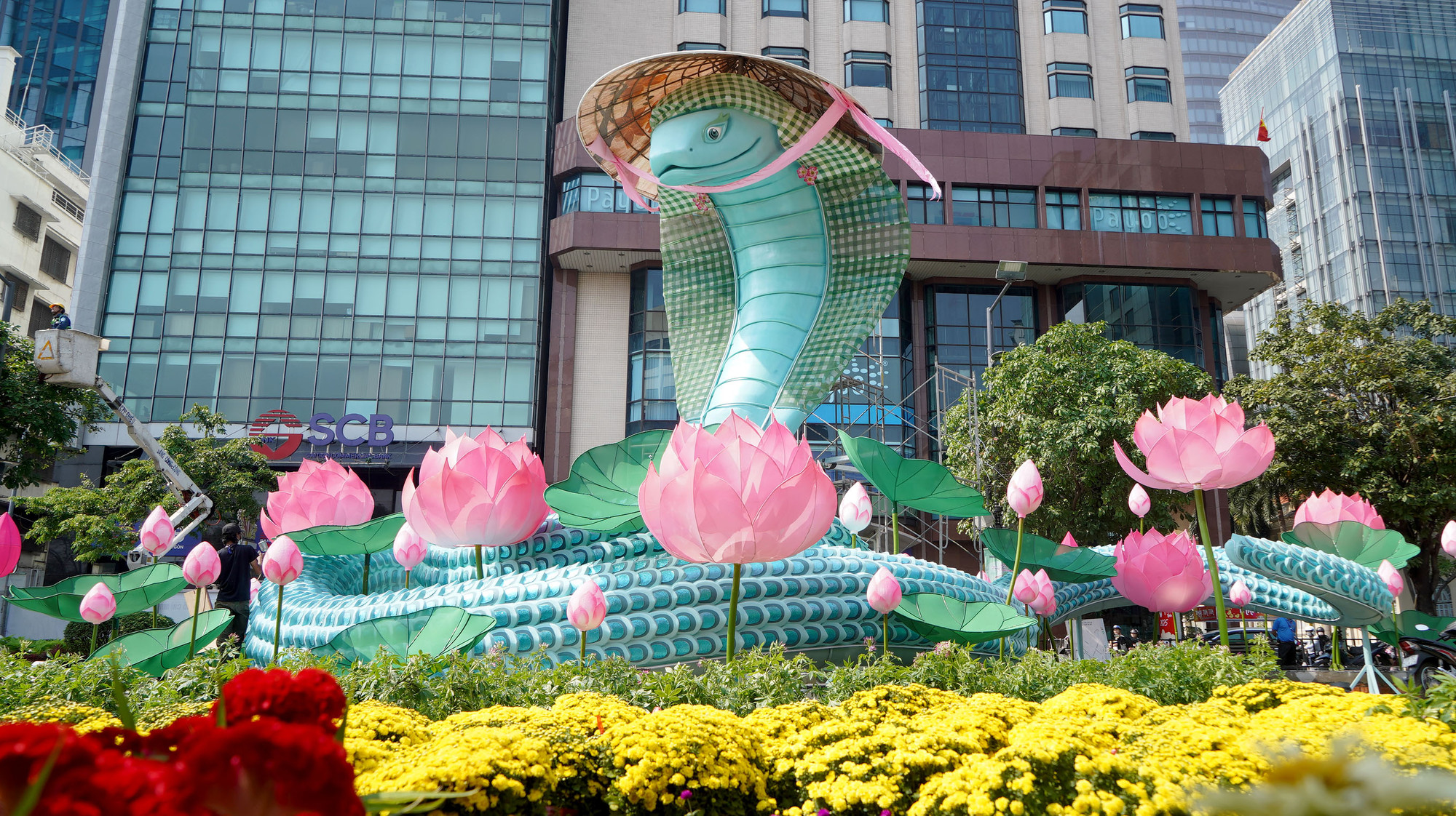 Những chú rắn được trang trí họa tiết thổ cẩm sặc sỡ, tô đậm tình quê hương.