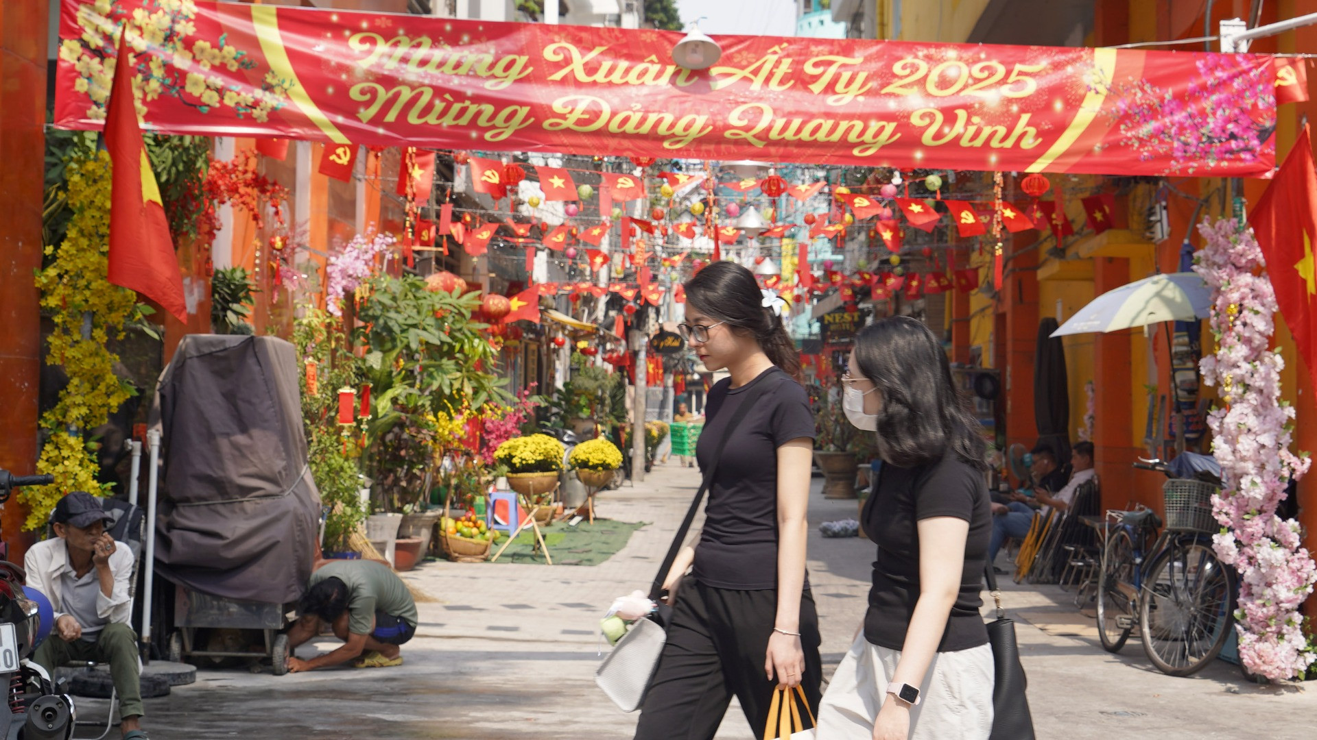 Không gian hẻm 100 đường Trần Hưng Đạo cũng đều trang trí góc Tết.