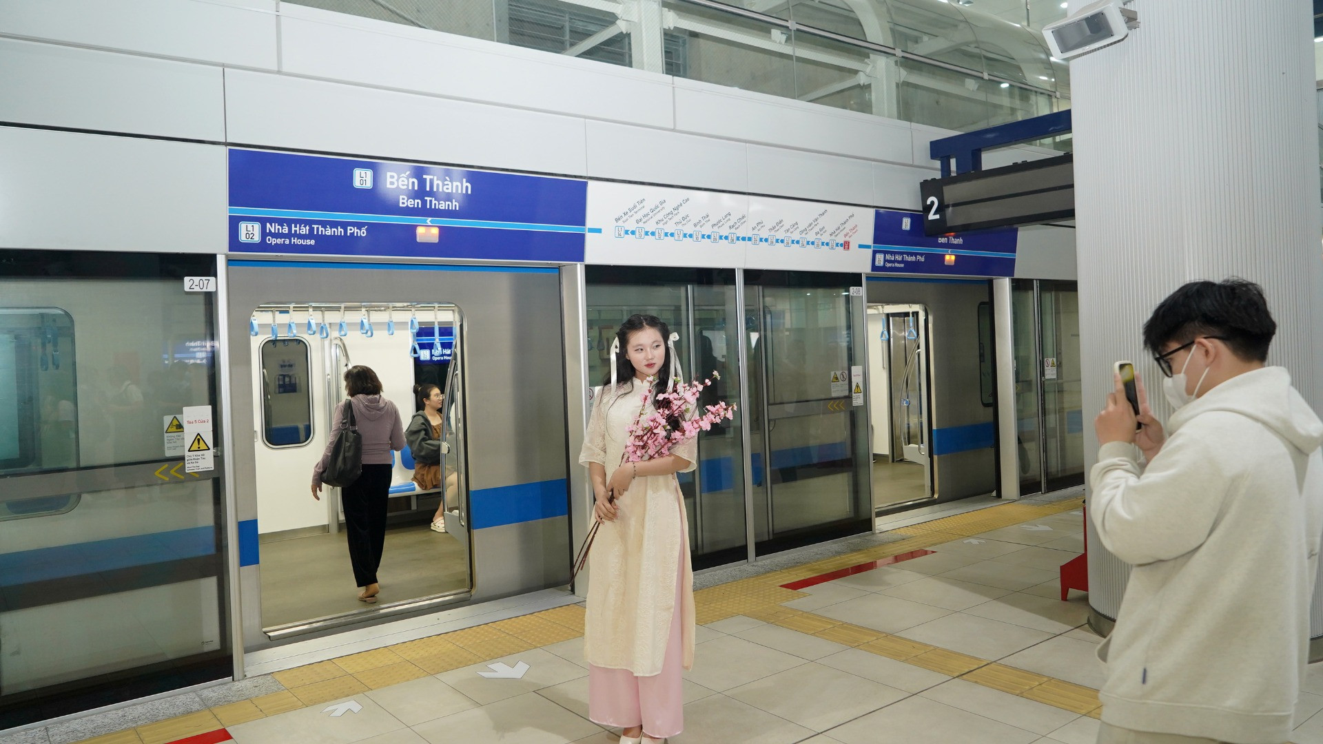 Trái với cảnh đông đúc trong thời gian chạy miễn phí, nay hành khách ngồi rộng rãi và nhiều thời gian để chụp hình trước khi chờ Metro tới.