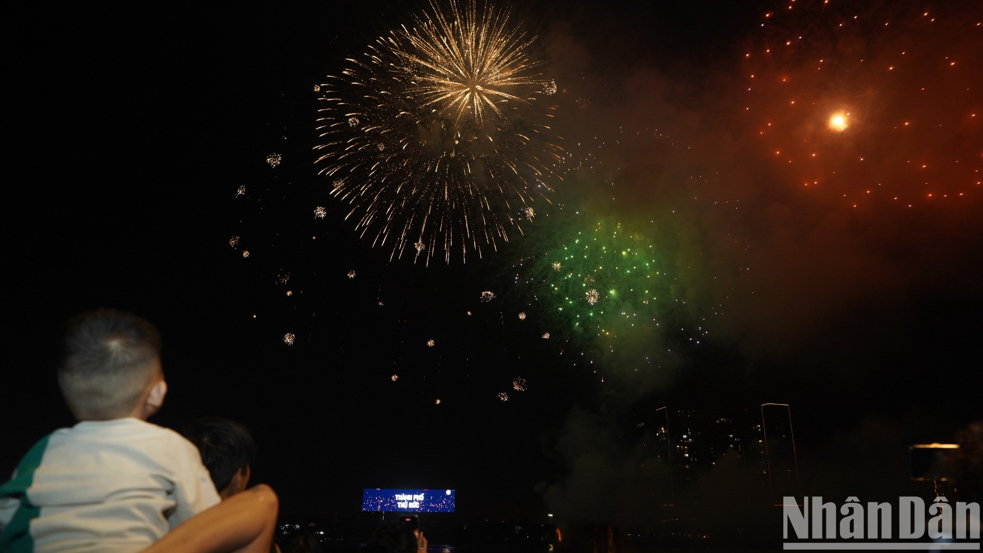 Pháo hoa rực rỡ phía trên đường hầm sông Sài Gòn. Pháo hoa rực rỡ phía trên đường hầm sông Sài Gòn.
