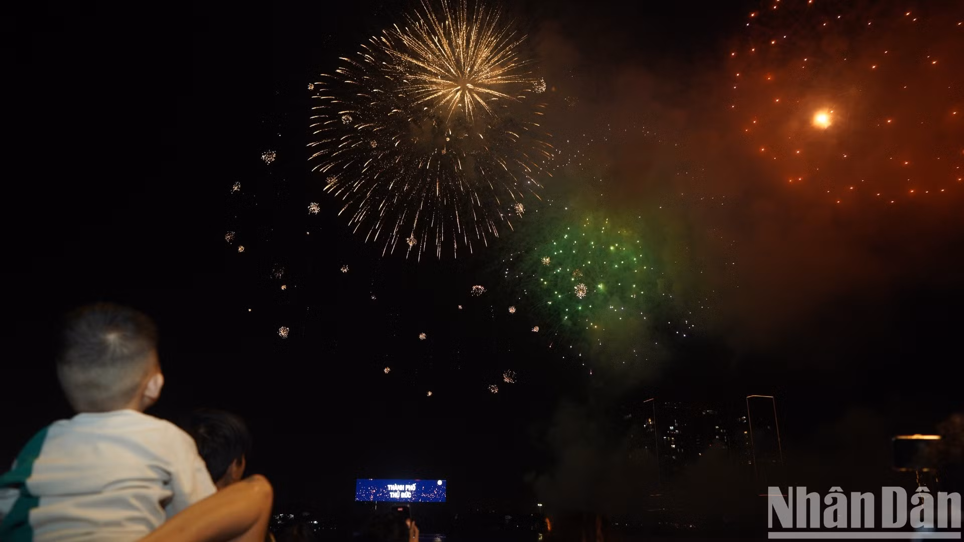 Pháo hoa rực rỡ phía trên đường hầm sông Sài Gòn.