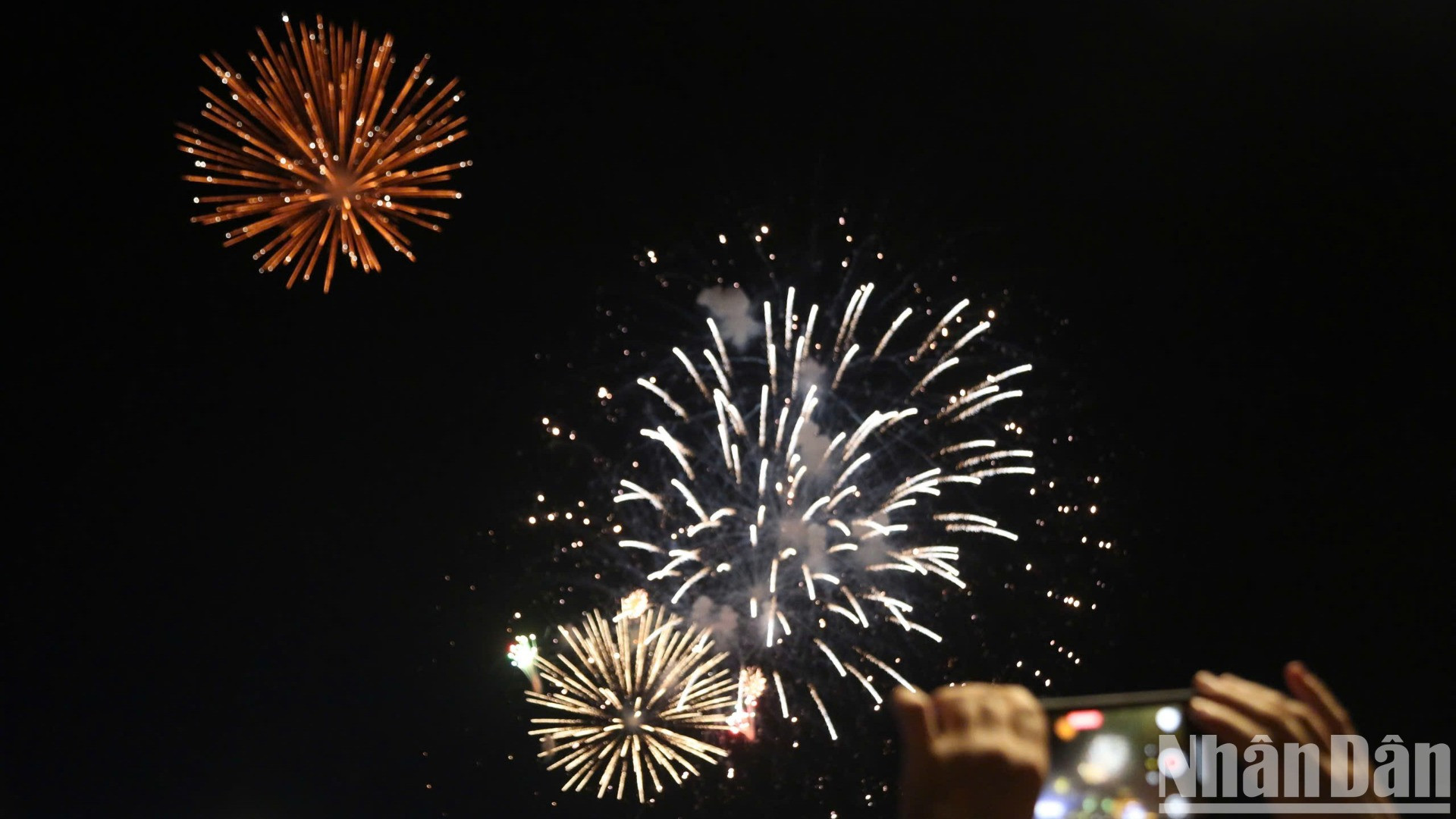 Người dân ghi lại khoảnh khắc pháo hoa rực sáng trên bầu trời chào đón năm mới 2025. Người dân ghi lại khoảnh khắc pháo hoa rực sáng trên bầu trời chào đón năm mới 2025.