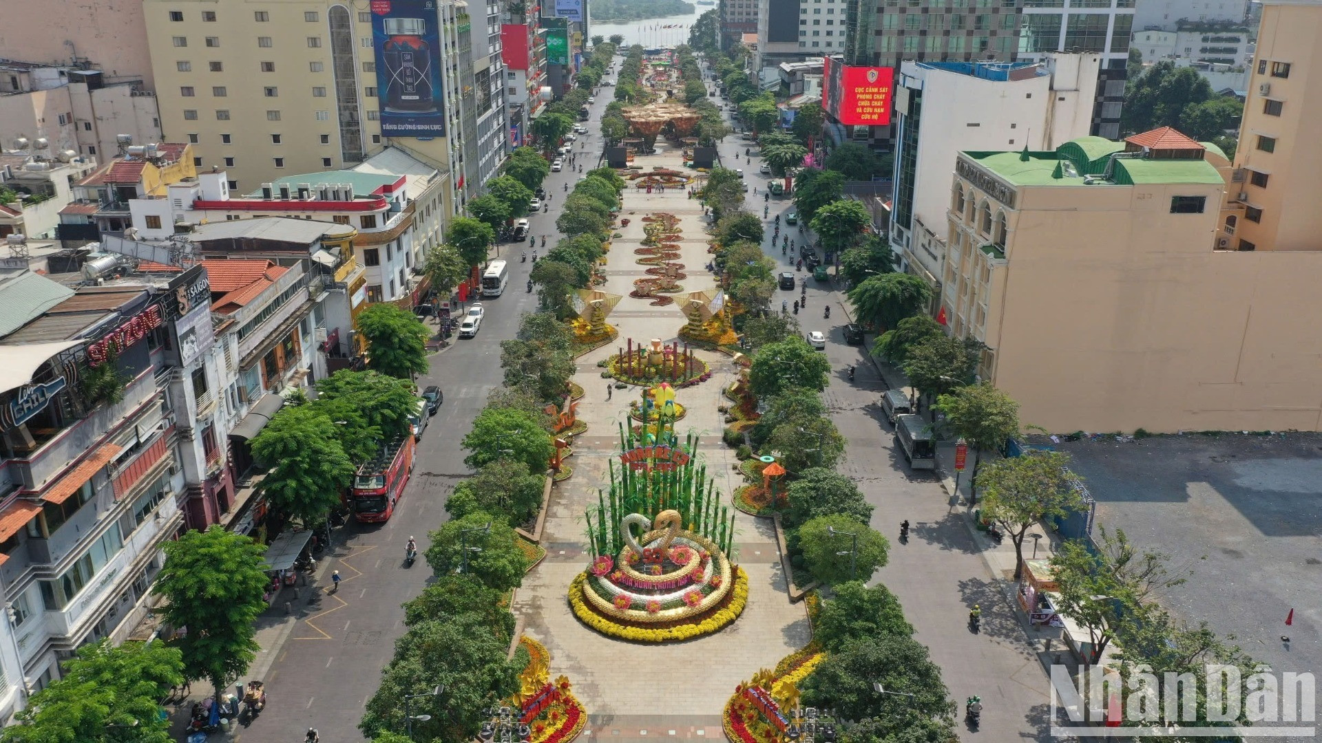 Đường hoa Tết Ất Tỵ được phân thành 3 chủ đề nối tiếp nhau: "Kết đoàn", "Chuyển mình" và "Phát triển", nhằm kỷ niệm 50 năm giải phóng miền Nam, thống nhất đất nước, thể hiện những chặng đường lịch sử, gian lao của dân tộc.