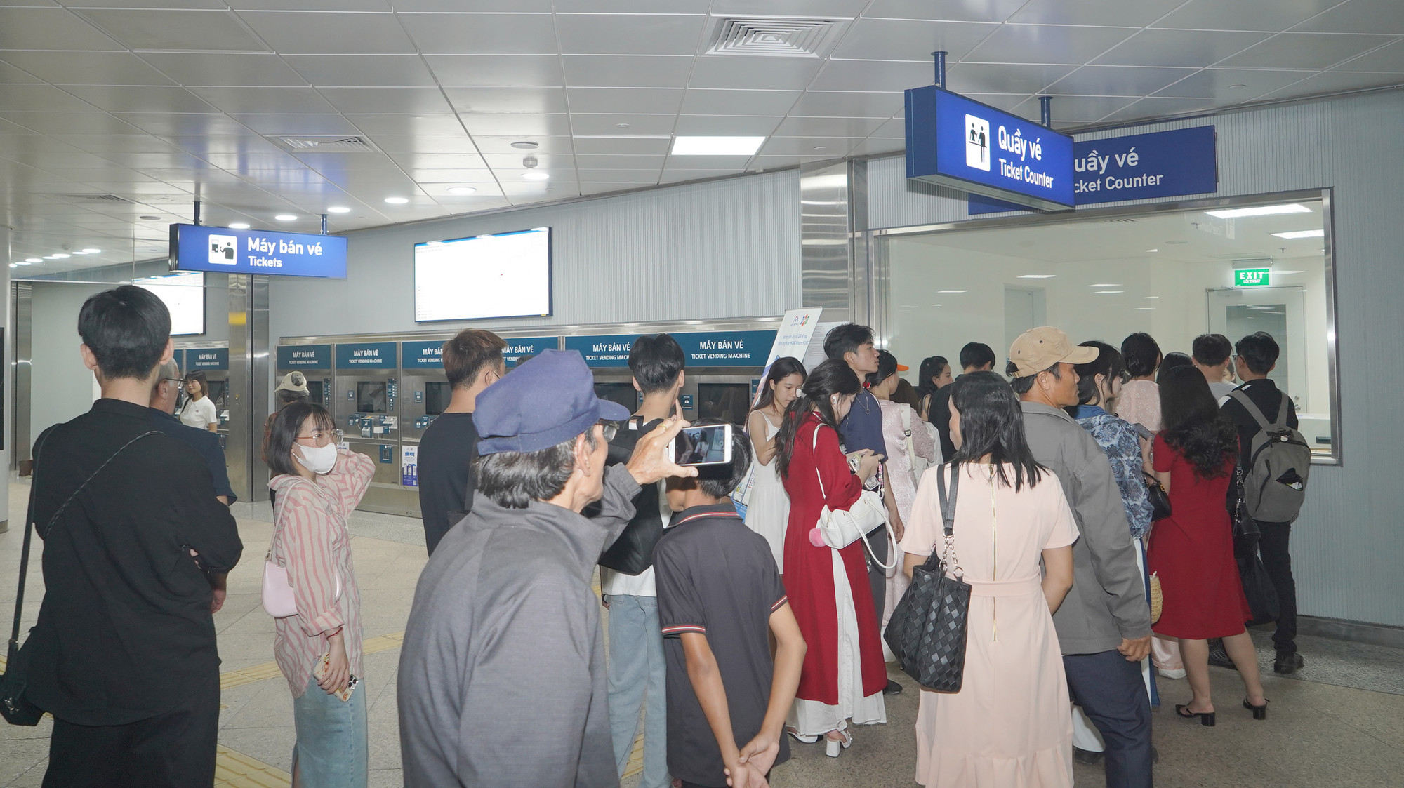 Khách đi metro vào giờ trưa 21/1, tại nhà ga Bến Thành.