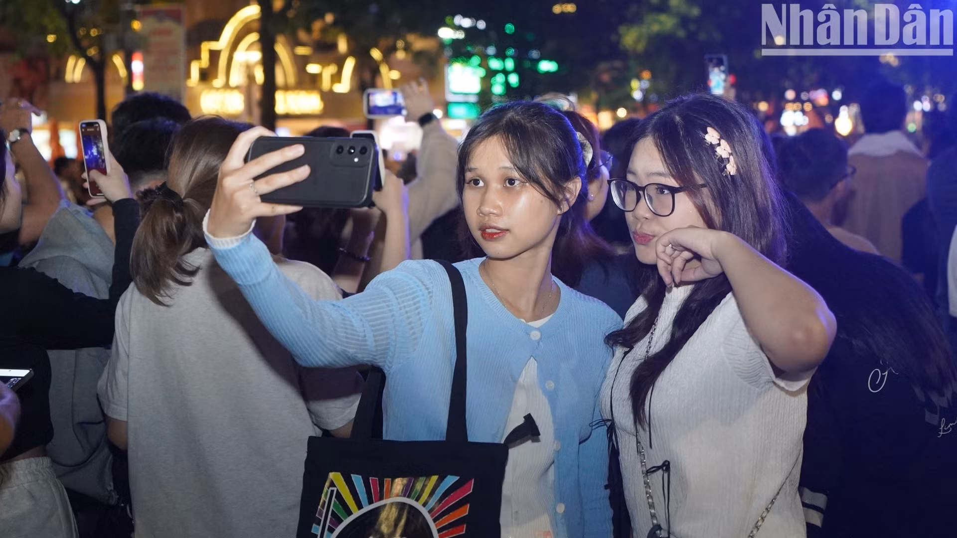 Các bạn trẻ cùng nhau selfie lưu lại khoảnh khắc trước thềm năm mới.