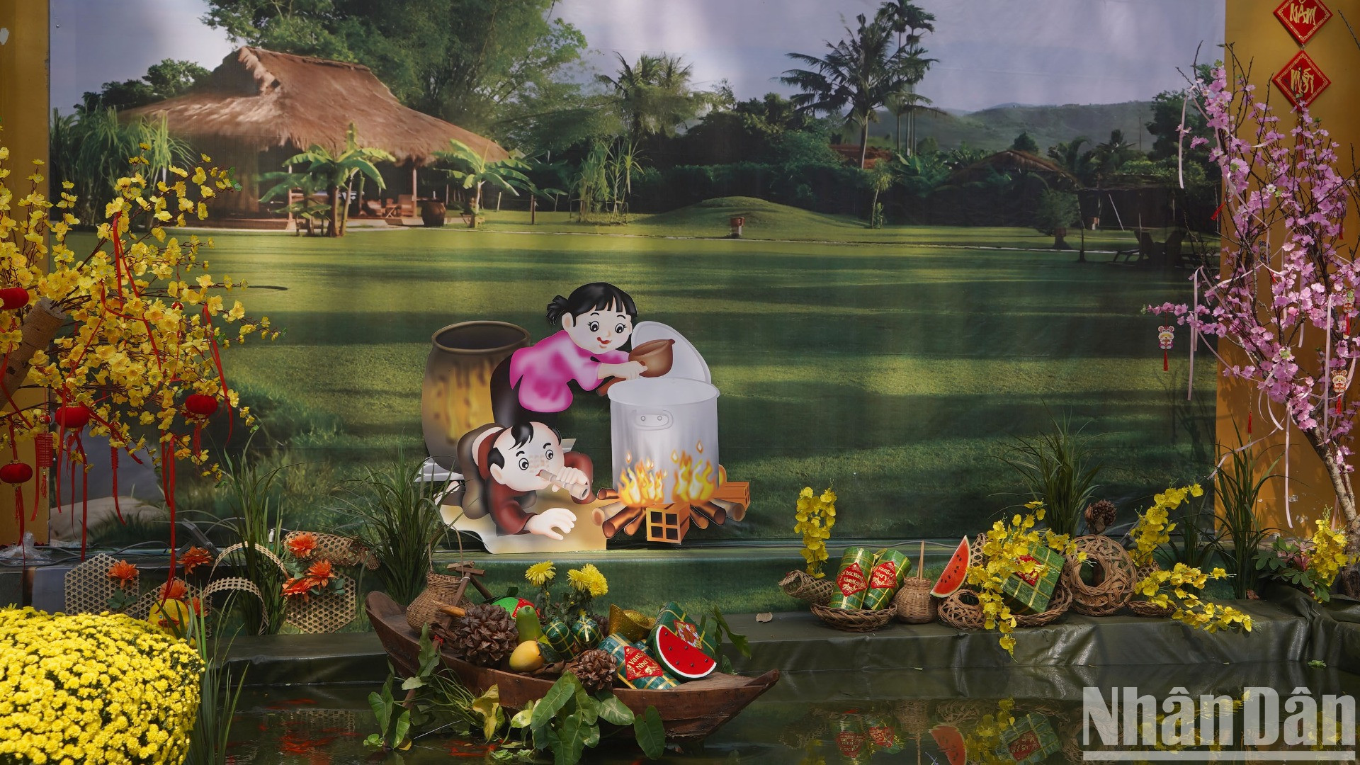 Nhiều khu phố thiết kế nhiều tiểu cảnh với các loại hoa đặc trưng như mai, đào, cúc mâm xôi, bánh chưng, bánh tét, dưa hấu mô hình, bàn ghế tre, câu đối đỏ, linh vật rồng... tất cả tạo nên một không gian Tết Việt ấm cúng và rộn ràng từ ngoài hẻm vào tận cửa nhà dân.