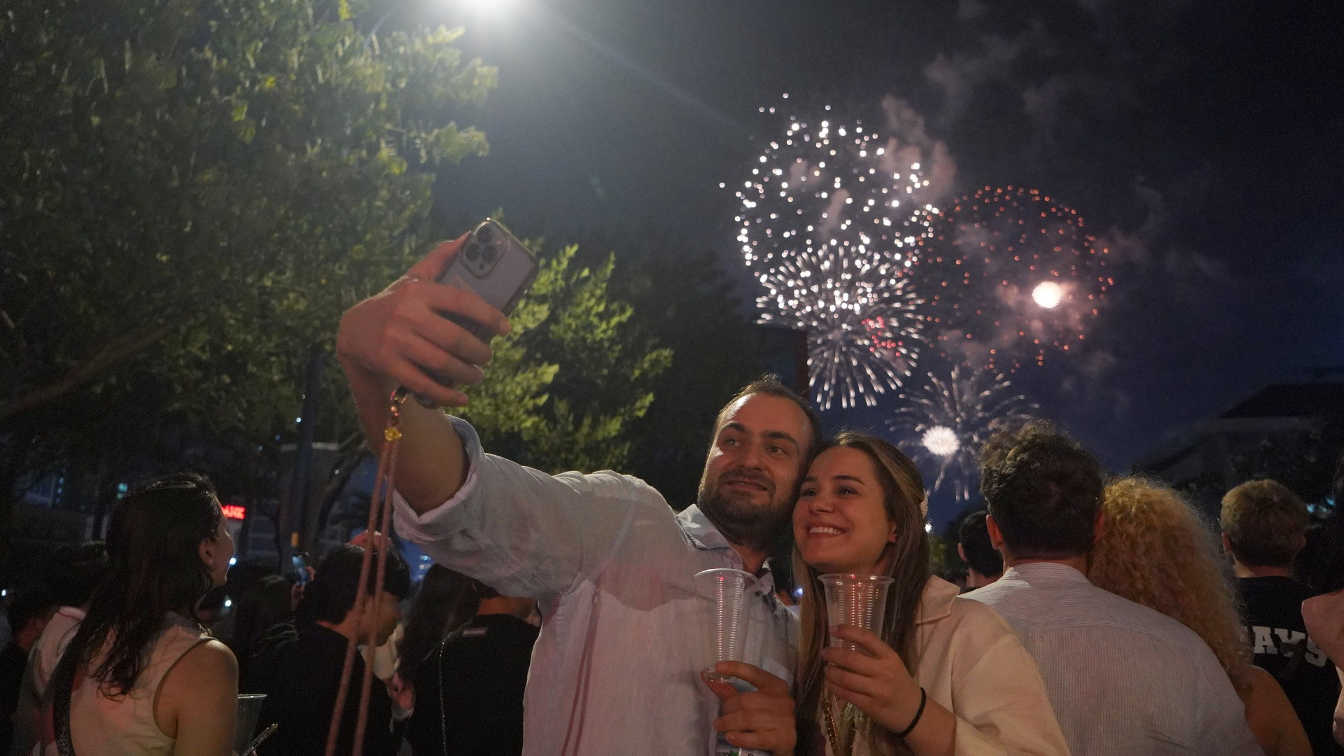 Tạm biệt năm cũ 2024, chào đón năm mới 2025 với nhiều dự định mới, nhiều người dân, du khách chia sẻ niềm phấn chấn và mong muốn người thân, gia đình, bạn bè thật bình an trong năm mới.