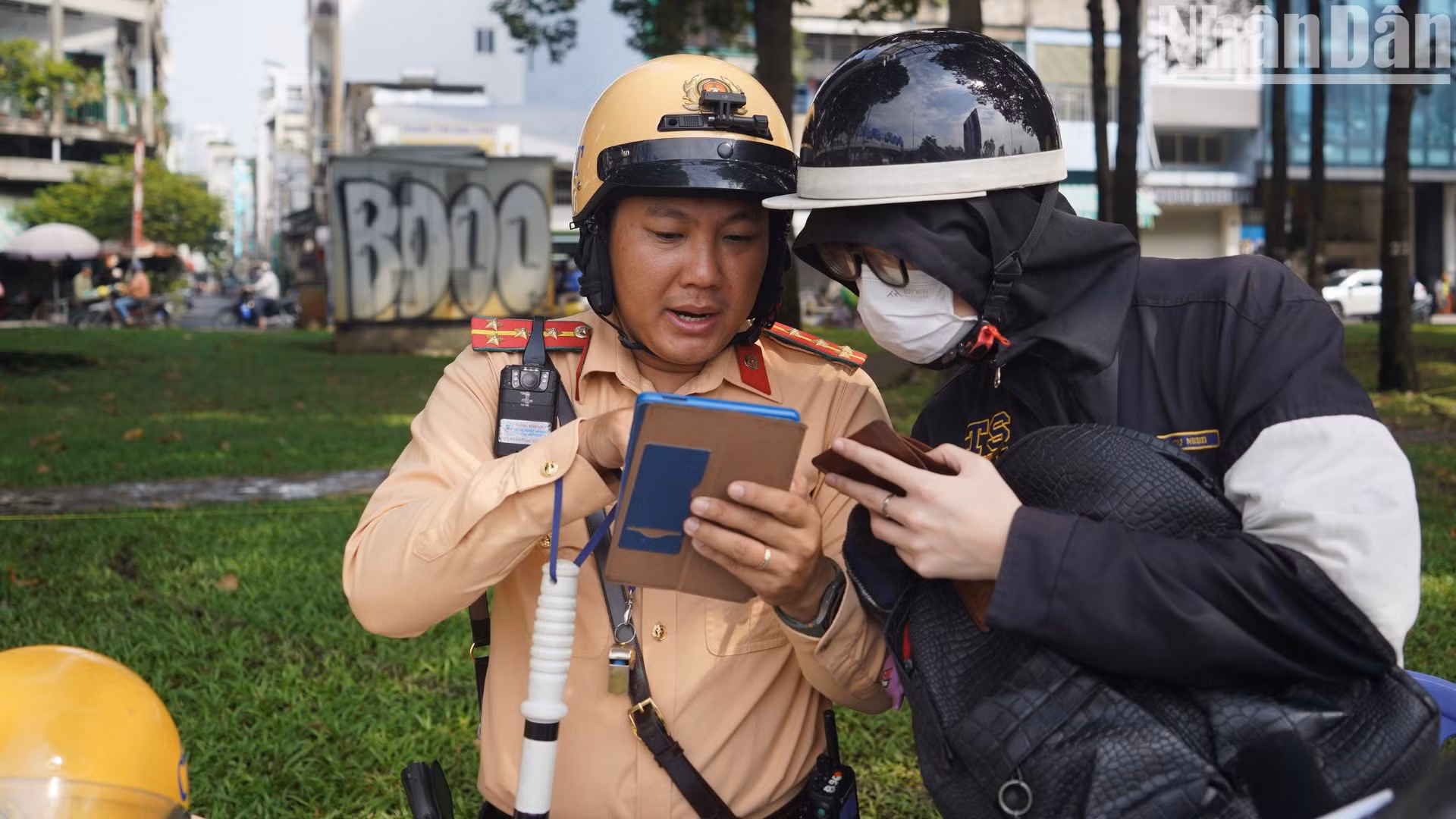 Các lỗi của người điều khiển xe gắn máy liên quan đến quá tốc độ đều tăng mức phạt, chạy quá tốc độ cho phép 5-10km/giờ phạt 400.000-600.000 đồng, chạy quá 10-20km/giờ phạt 800.000-1.000.000 đồng, chạy quá 20km/giờ phạt 6-8 triệu đồng.