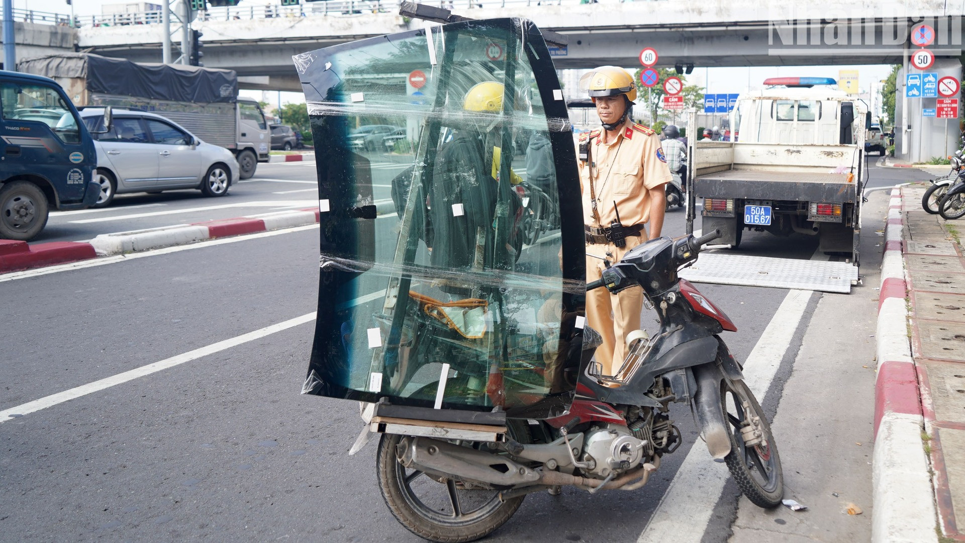 Trong buổi lập chốt, Đội Cảnh sát giao thông Chợ Lớn còn phát hiện thêm trường hợp điều khiển xe chạy quá tốc độ chở hàng hóa cồng kềnh. Với lỗi vi phạm này người điều khiển bị lập biên bản xử phạt hành chính 500.000 đồng, không bị trừ điểm trên giấy phép lái xe.