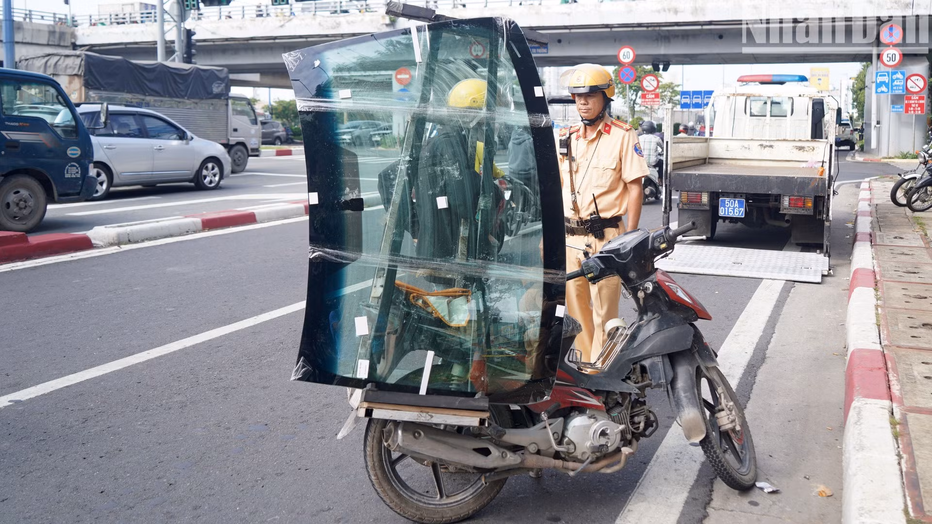 Trong buổi lập chốt, Đội Cảnh sát giao thông Chợ Lớn còn phát hiện thêm trường hợp điều khiển xe chạy quá tốc độ chở hàng hóa cồng kềnh. Với lỗi vi phạm này người điều khiển bị lập biên bản xử phạt hành chính 500.000 đồng, không bị trừ điểm trên giấy phép lái xe.