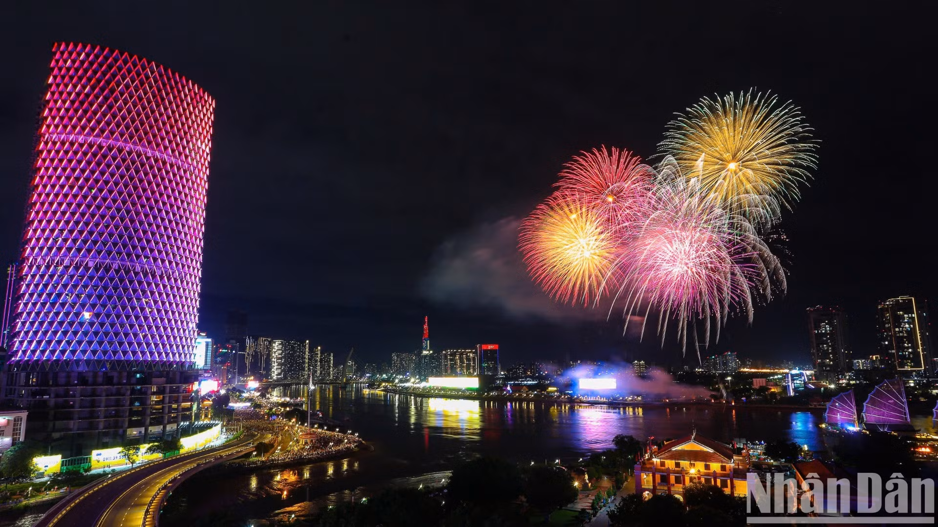Màn trình diễn pháo hoa tầm cao vô cùng đẹp mắt tại khu vực tầm cao đầu đường hầm sông Sài Gòn.