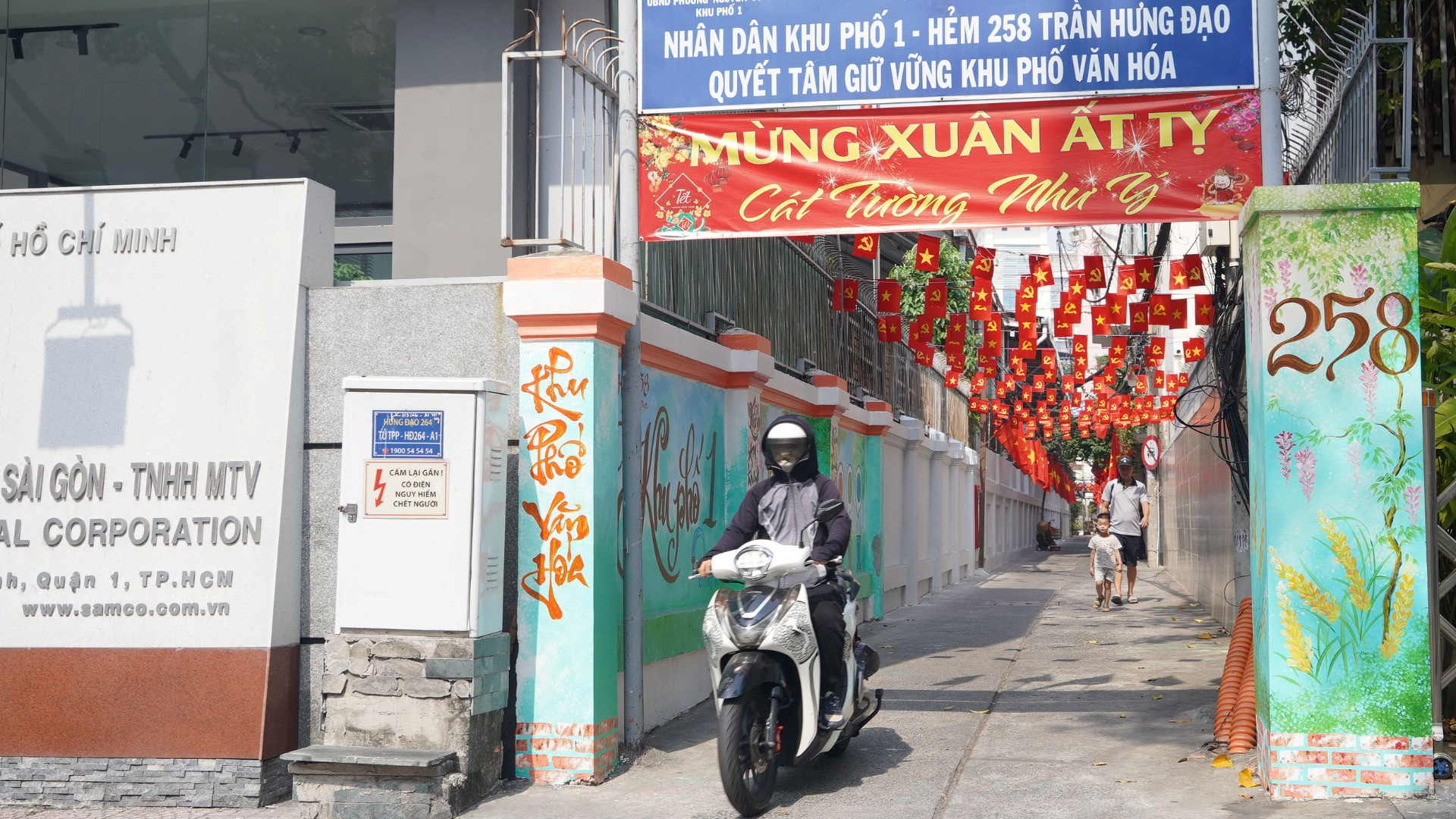 Hẻm 258 Trần Hưng Đạo rực rỡ sắc màu cờ hoa.