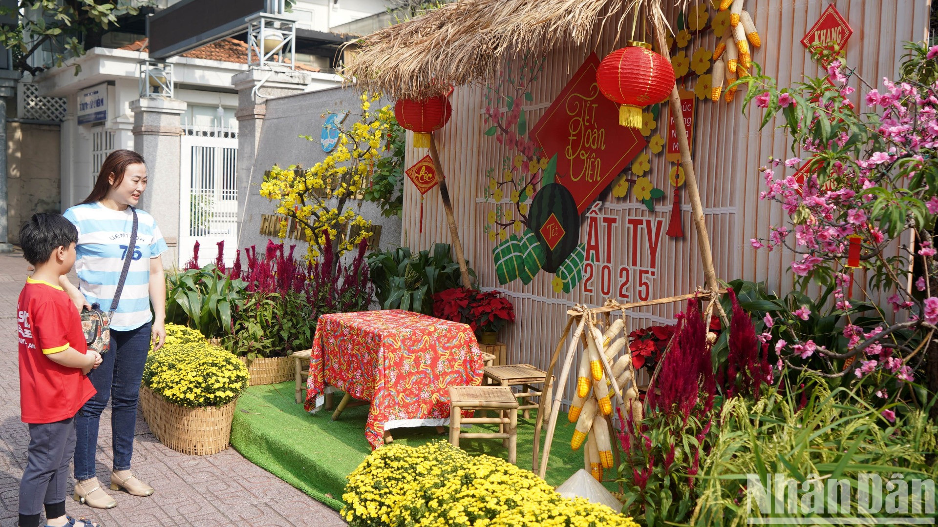 Đặc trưng của những "đường hoa mini" là hình ảnh của hoa đào, hoa mai, bánh chưng bánh tét, dưa hấu.