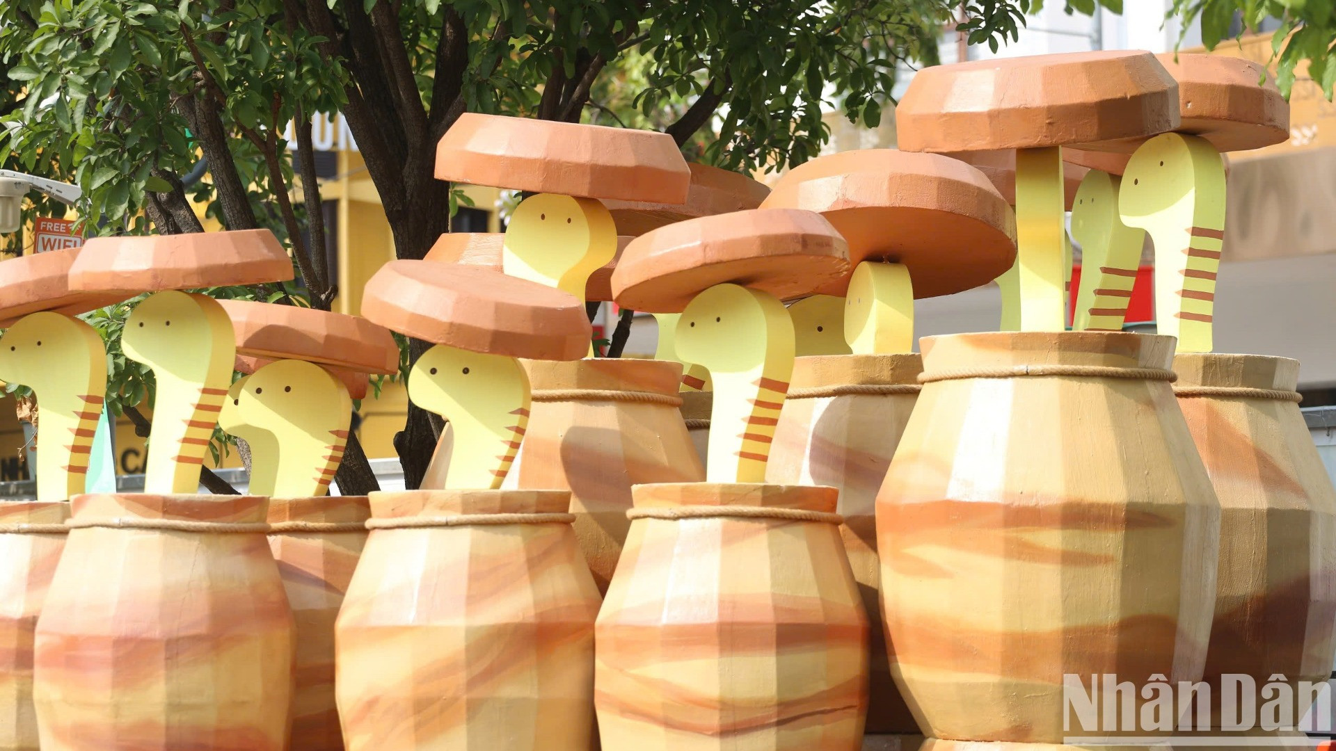 Đây cũng là khu vực có các “bé Tỵ” nhí nhảnh với hình dáng đáng yêu với phần đầu có thể chuyển động như trong các tiểu cảnh “Tỵ trẩy hội”, “Tỵ đồng hành”…