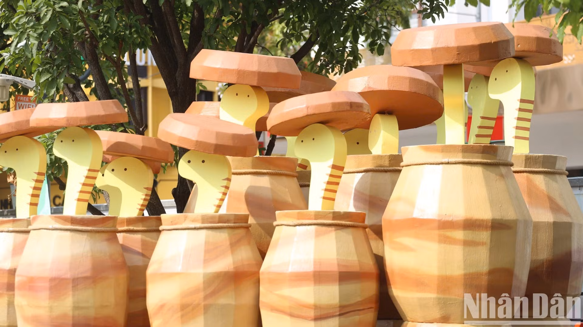 Đây cũng là khu vực có các “bé Tỵ” nhí nhảnh với hình dáng đáng yêu với phần đầu có thể chuyển động như trong các tiểu cảnh “Tỵ trẩy hội”, “Tỵ đồng hành”… Đây cũng là khu vực có các “bé Tỵ” nhí nhảnh với hình dáng đáng yêu với phần đầu có thể chuyển động như trong các tiểu cảnh “Tỵ trẩy hội”, “Tỵ đồng hành”…