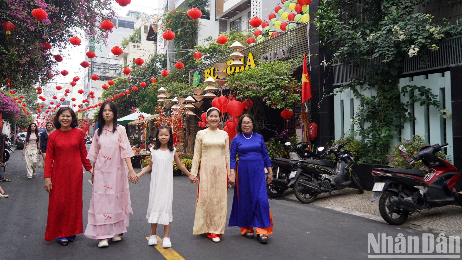 Chị Phan Thùy Linh (43 tuổi, người dân trong hẻm 288 Đặng Tất, quận 1) cùng các hộ dân trong hẻm nhiều ngày qua tất bật chuẩn bị cho việc trang trí để chuẩn bị đón Tết. "Bà con trong hẻm lên ý tưởng và cùng trang trí trong nhiều ngày. Năm nào cứ đến dịp này là cả xóm lại rục rịch chuẩn bị làm đường hoa, thấy con hẻm có không khí Tết hơn, sắc xuân tràn đầy từ ngoài ngõ vào tận trong nhà", chị Linh cho biết.