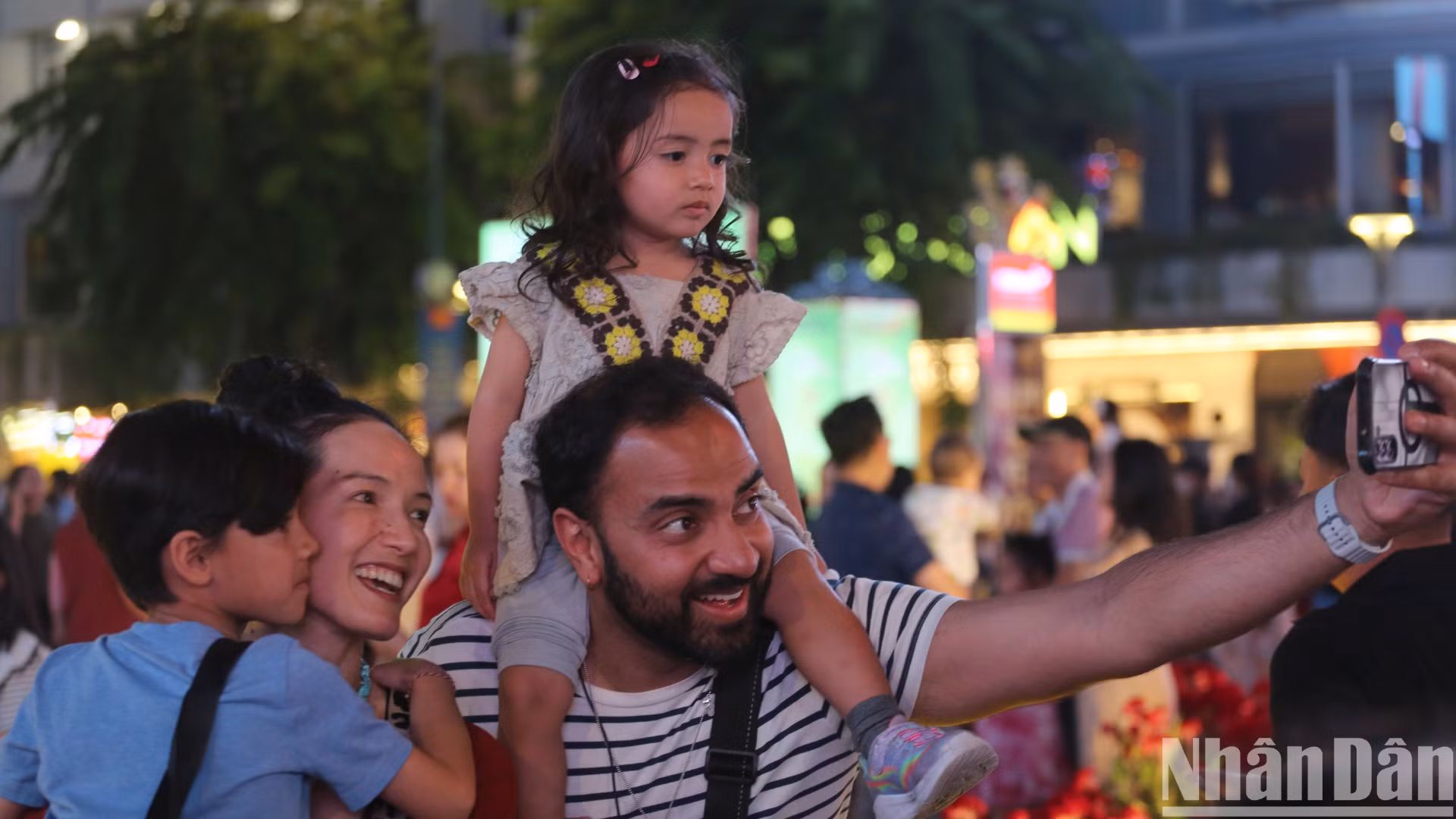 Nhiều gia đình nước ngoài ghi lại kỷ niệm những hình ảnh đáng nhớ tại đường hoa Tết Ất Tỵ 2025.