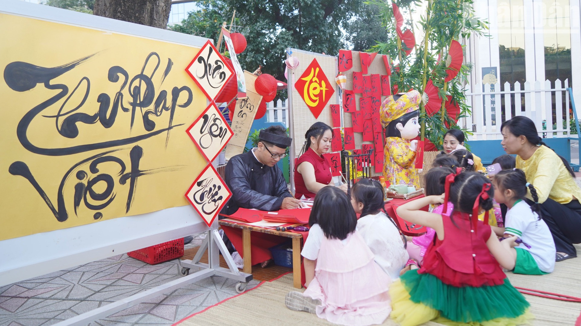 Cô giáo đưa các em nhỏ đến xem Ông đồ viết chữ, việc này nhằm giúp các em nhỏ độ tuổi mầm non hiểu hơn về ngày Tết cổ truyền của dân tộc.