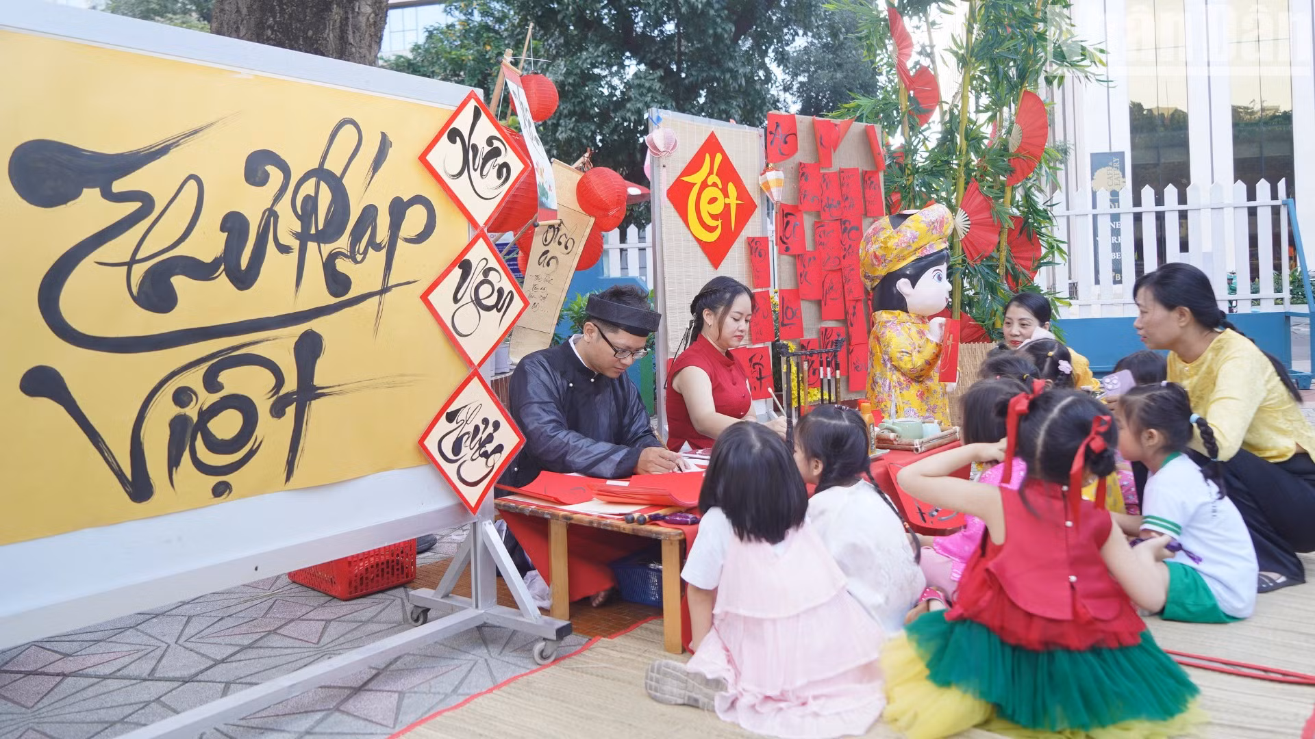 Cô giáo đưa các em nhỏ đến xem Ông đồ viết chữ, việc này nhằm giúp các em nhỏ độ tuổi mầm non hiểu hơn về ngày Tết cổ truyền của dân tộc.