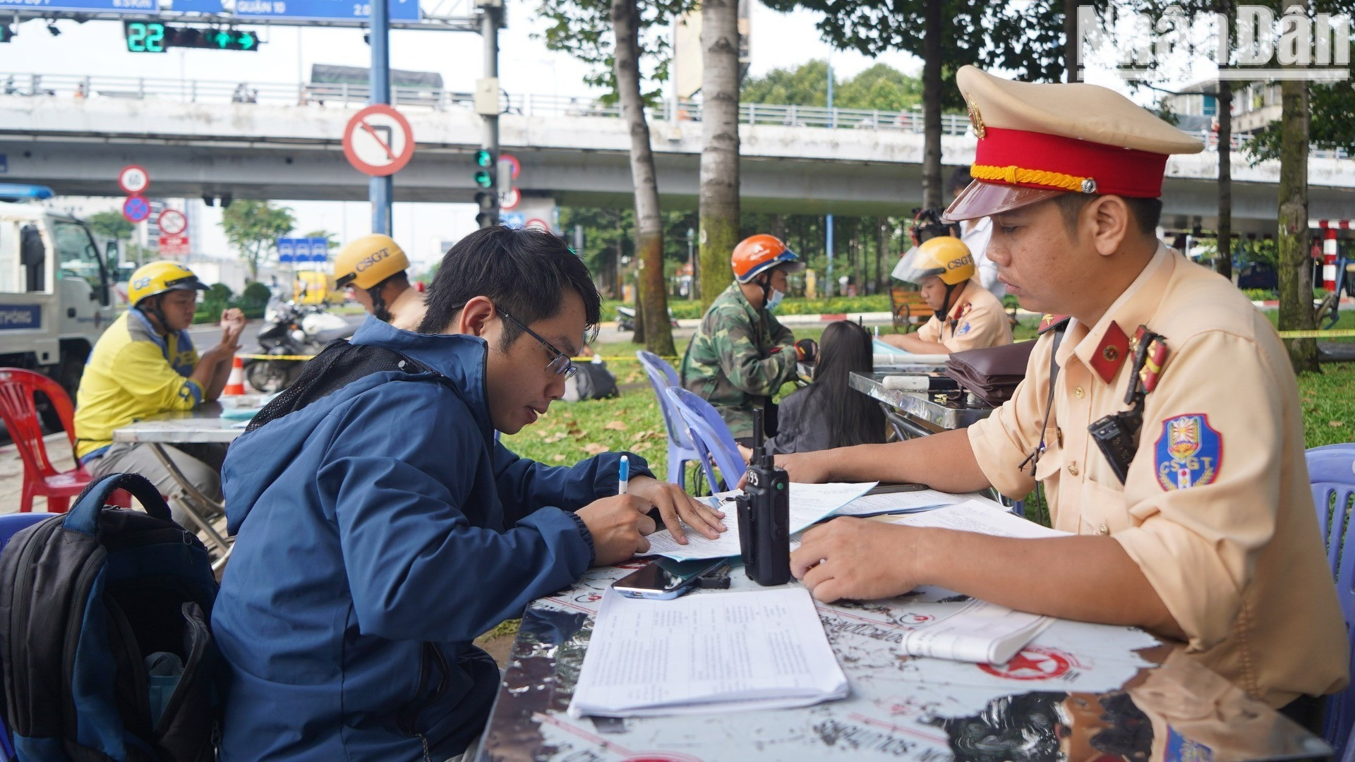 Anh N.V.N. chạy xe gắn máy. Lưu thông đoạn đường Võ Văn Kiệt thì vi phạm chạy quá tốc độ cho phép. Sau khi kiểm tra các giấy tờ thì anh N. không có giấy phép lái xe (GPLX), không có đăng ký xe chính chủ. Tổng các lỗi của anh N. là 12,5 triệu đồng, trong đó, có 9 triệu phạt chủ xe vì đưa xe cho người không có giấy phép lái xe (GPLX) và bị tạm giữ phương tiện.