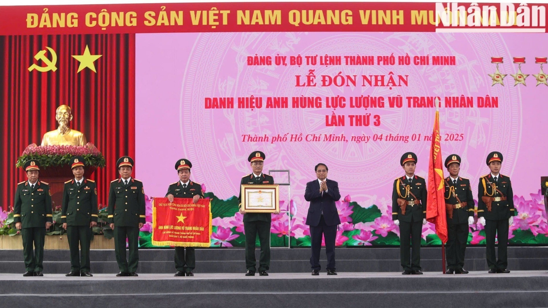 Thủ tướng Chính phủ Phạm Minh Chính chúc mừng Lực lượng vũ trang Thành phố Hồ Chí Minh đón nhận danh hiệu Anh hùng lực lượng vũ trang nhân dân.