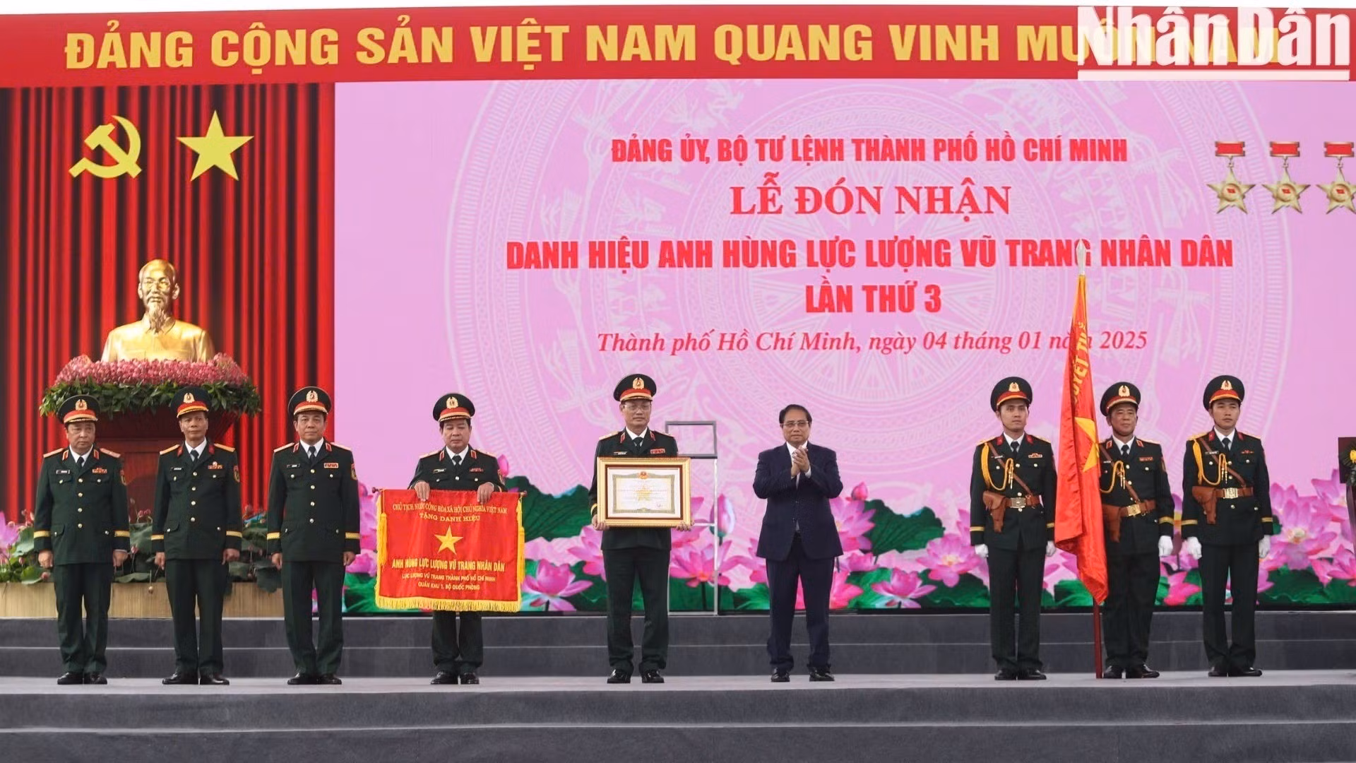 Thủ tướng Chính phủ Phạm Minh Chính chúc mừng Lực lượng vũ trang Thành phố Hồ Chí Minh đón nhận danh hiệu Anh hùng lực lượng vũ trang nhân dân.