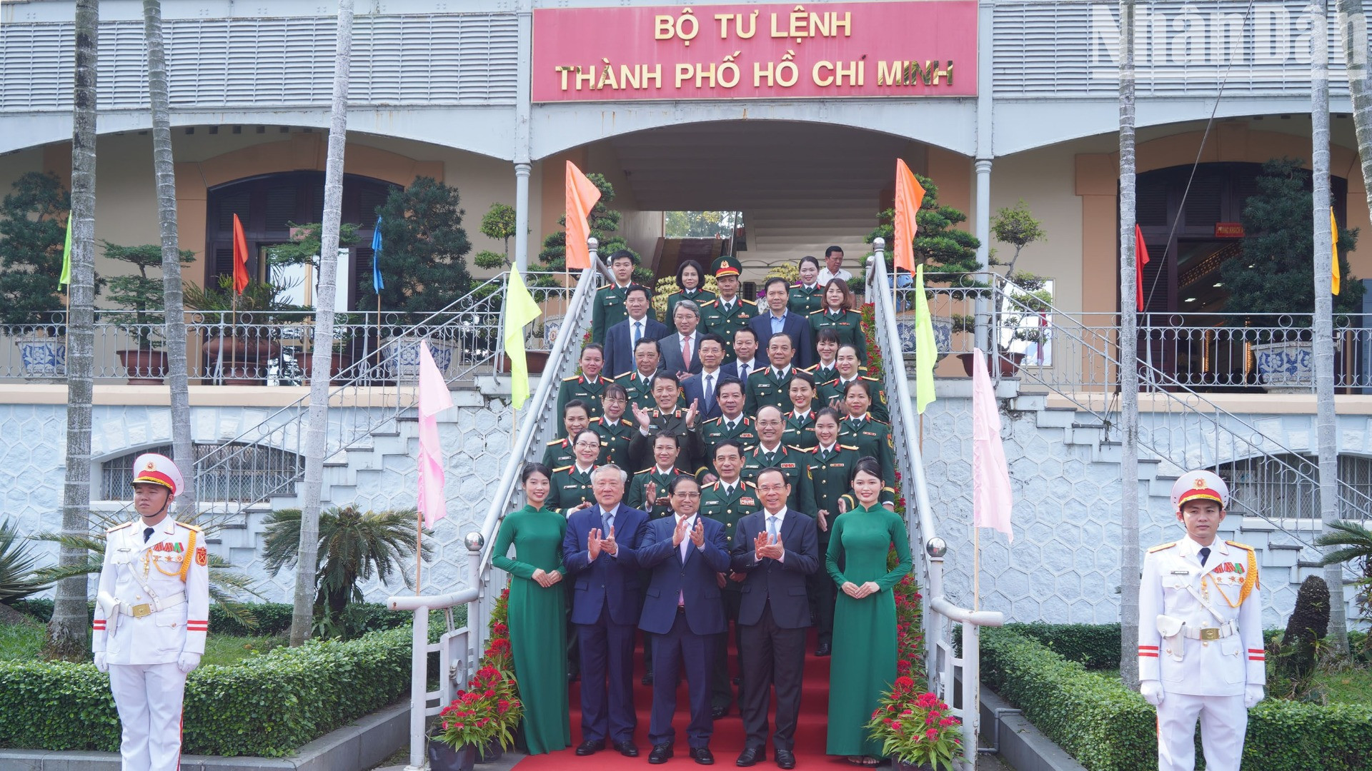 Thủ tướng Chính phủ Phạm Minh Chính với lãnh đạo Bộ Tư lệnh Thành phố Hồ Chí Minh.