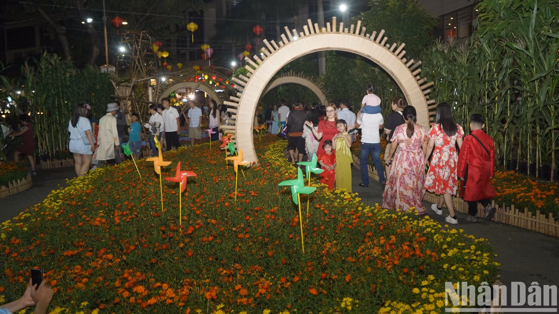 Đông đảo người dân đã có mặt tại đường hoa Phú Mỹ Hưng quận 7 chụp ảnh trước thềm năm mới.