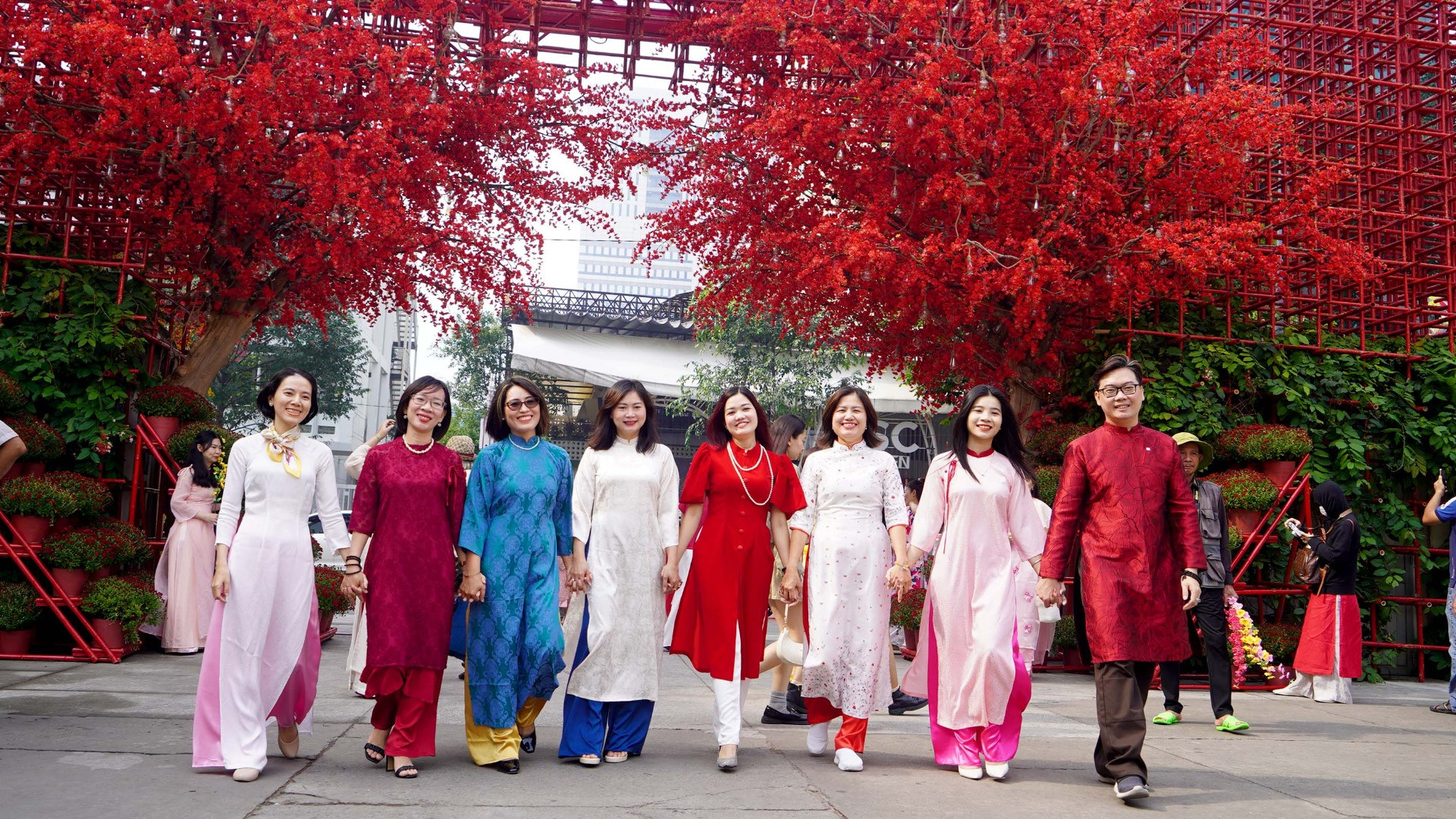 Sân vườn đầy hoa cỏ mùa xuân mang đến những ngày Tết yên bình.