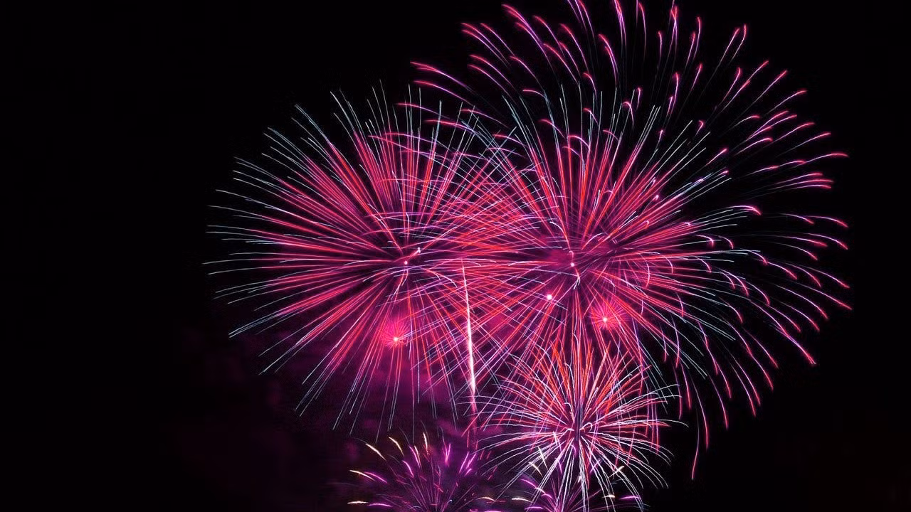 Pháo hoa rực sáng trên bầu trời Thành phố Hồ Chí Minh vào thời khắc bước sang năm mới. 