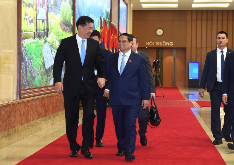 Thủ tướng Phạm Minh Chính và Tổng thống Mông Cổ Ukhnaagiin Khurelsukh trao đổi trước khi vào phòng hội kiến.