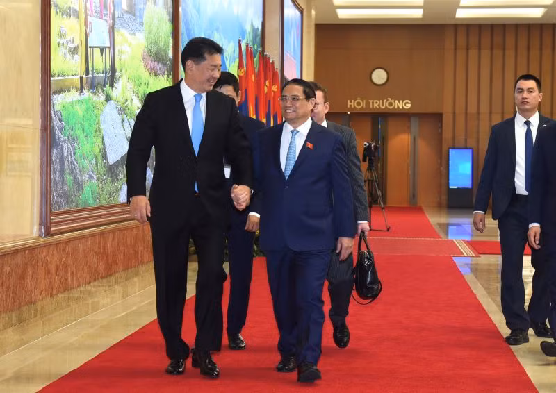 Thủ tướng Phạm Minh Chính và Tổng thống Mông Cổ Ukhnaagiin Khurelsukh trao đổi trước khi vào phòng hội kiến.