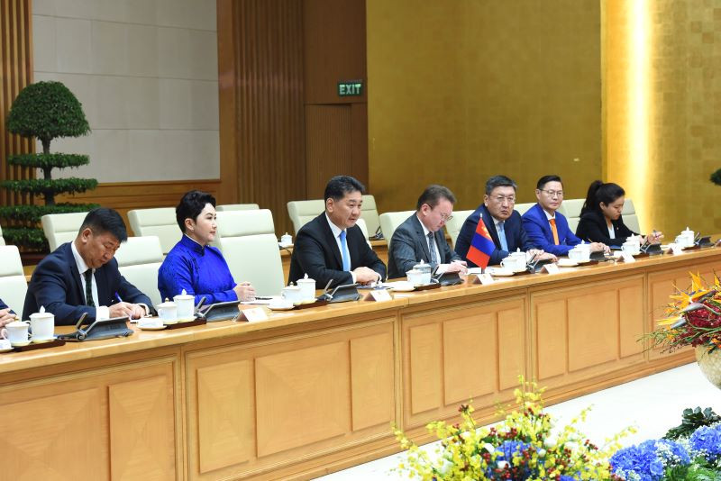 Tổng thống Mông Cổ Ukhnaagiin Khurelsukh và các thành viên hội kiến với Thủ tướng Phạm Minh Chính.