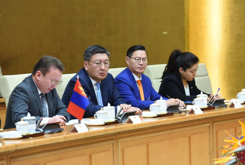 Các thành viên đi cùng Tổng thống Mông Cổ Ukhnaagiin Khurelsukh tham dự buổi hội kiến.