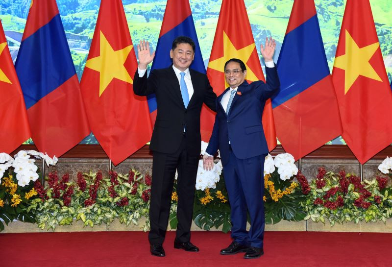 Thủ tướng Phạm Minh Chính và Tổng thống Mông Cổ Ukhnaagiin Khurelsukh vẫy chào các cơ quan thông tấn báo chí.