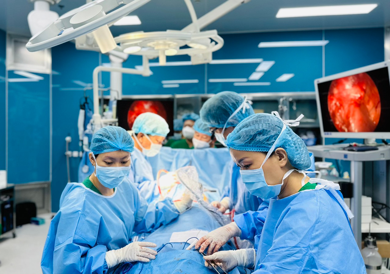 Các bác sĩ tiến hành phẫu thuật cho bệnh nhân.