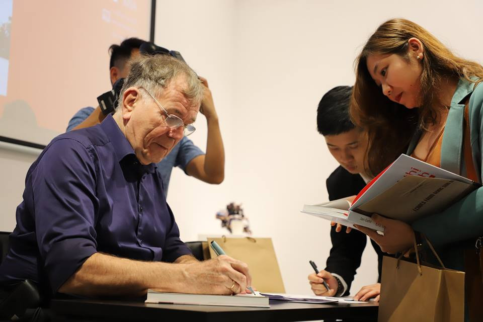 Tác giả Jahn Gehl ký tặng sách cho độc giả Việt Nam. (Ảnh: Ashui.com)