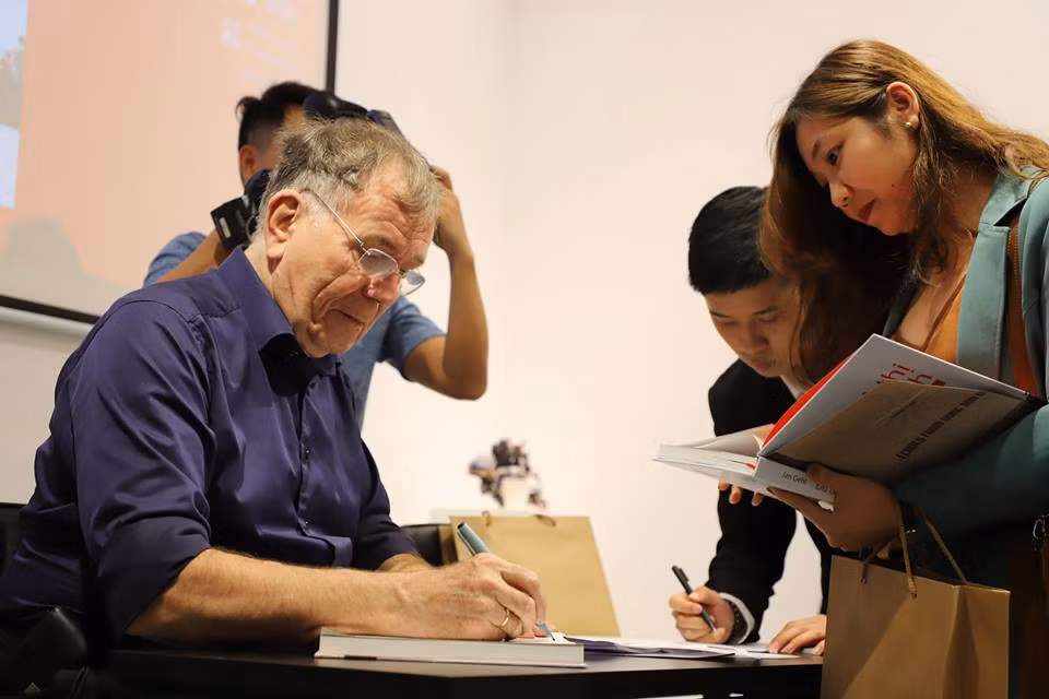 Tác giả Jahn Gehl ký tặng sách cho độc giả Việt Nam. (Ảnh: Ashui.com)