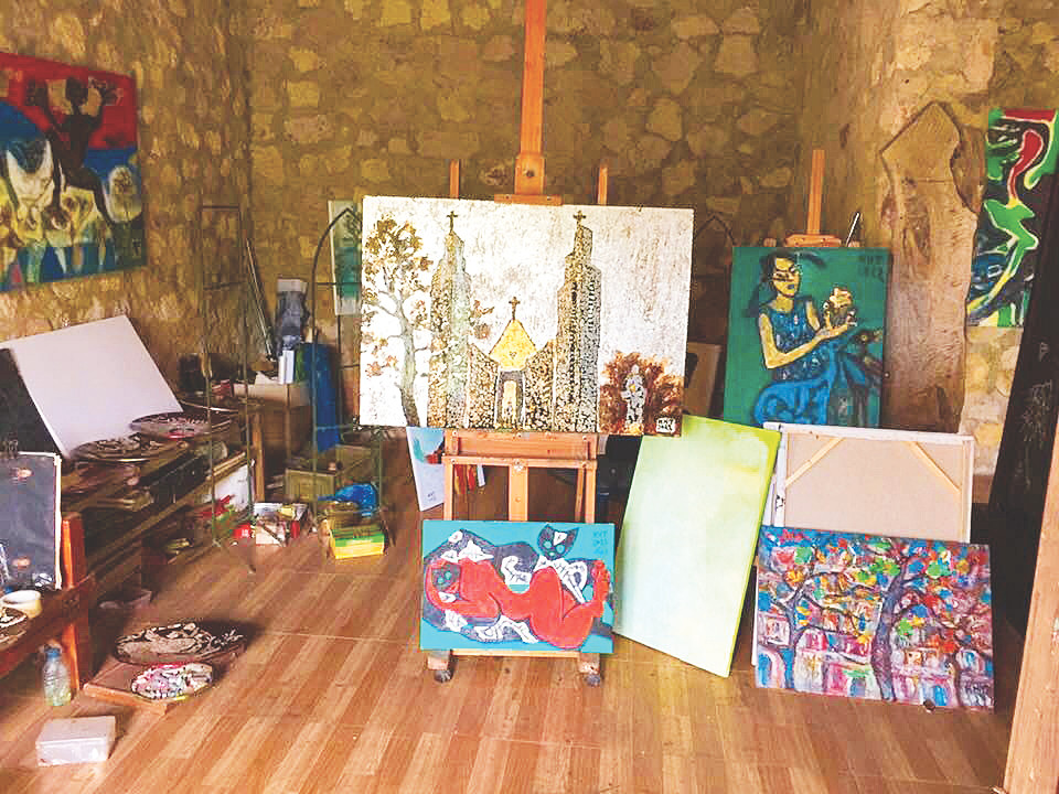 Một góc xưởng vẽ của NSND, họa sĩ Hoàng Hà Tùng.