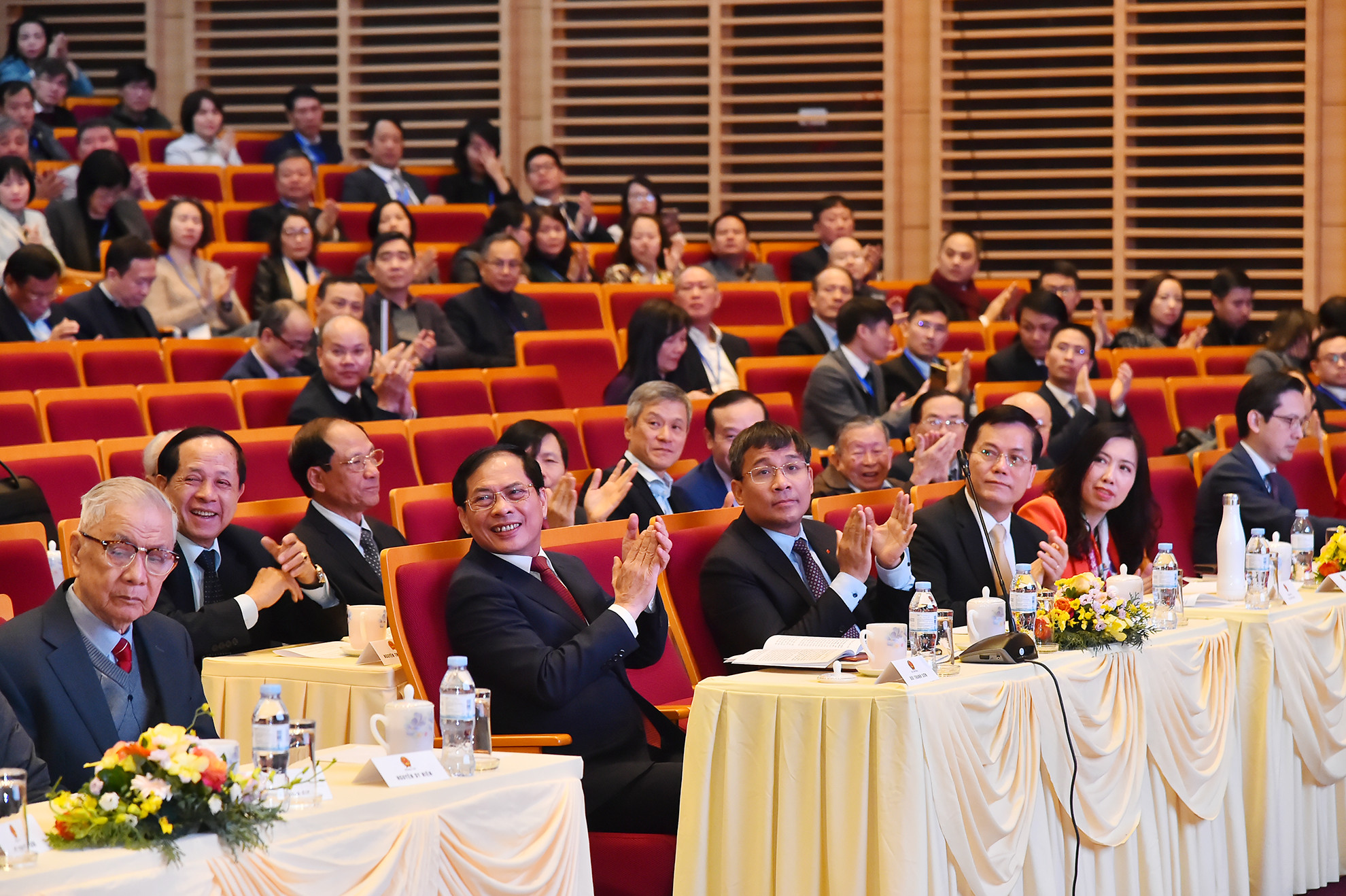 Các đồng chí lãnh đạo, nguyên lãnh đạo Bộ Ngoại giao, các đại sứ, trưởng các cơ quan đại diện Việt Nam ở nước ngoài, thủ trưởng các cơ quan, đơn vị chủ chốt thuộc Bộ Ngoại giao tham dự phiên bế mạc Hội nghị Ngoại giao lần thứ 32. Các đồng chí lãnh đạo, nguyên lãnh đạo Bộ Ngoại giao, các đại sứ, trưởng các cơ quan đại diện Việt Nam ở nước ngoài, thủ trưởng các cơ quan, đơn vị chủ chốt thuộc Bộ Ngoại giao tham dự phiên bế mạc Hội nghị Ngoại giao lần thứ 32.