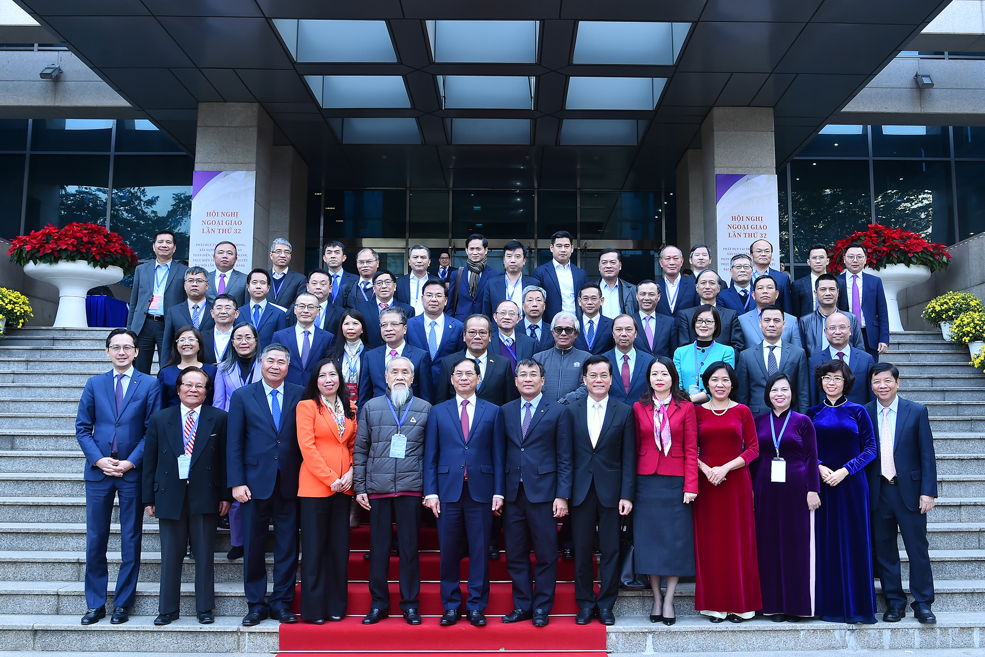 Các đồng chí lãnh đạo, nguyên lãnh đạo Bộ Ngoại giao, các đại sứ, trưởng các cơ quan đại diện Việt Nam ở nước ngoài, thủ trưởng các cơ quan, đơn vị chủ chốt thuộc Bộ Ngoại giao tại phiên bế mạc Hội nghị Ngoại giao lần thứ 32. Các đồng chí lãnh đạo, nguyên lãnh đạo Bộ Ngoại giao, các đại sứ, trưởng các cơ quan đại diện Việt Nam ở nước ngoài, thủ trưởng các cơ quan, đơn vị chủ chốt thuộc Bộ Ngoại giao tại phiên bế mạc Hội nghị Ngoại giao lần thứ 32.