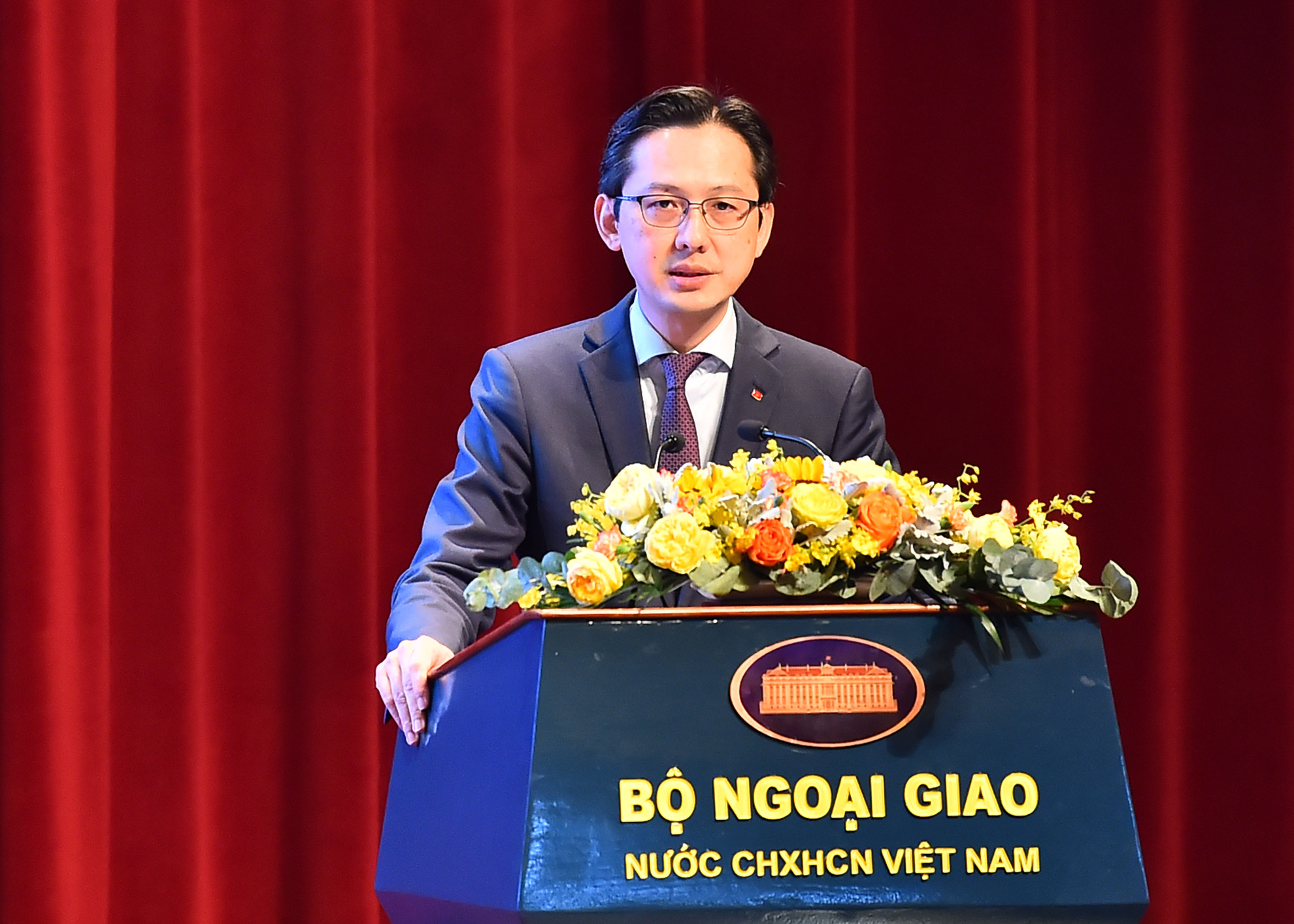 Thứ trưởng Ngoại giao Đỗ Hùng Việt trình bày toàn văn Nghị quyết Hội nghị Ngoại giao lần thứ 32. Thứ trưởng Ngoại giao Đỗ Hùng Việt trình bày toàn văn Nghị quyết Hội nghị Ngoại giao lần thứ 32.