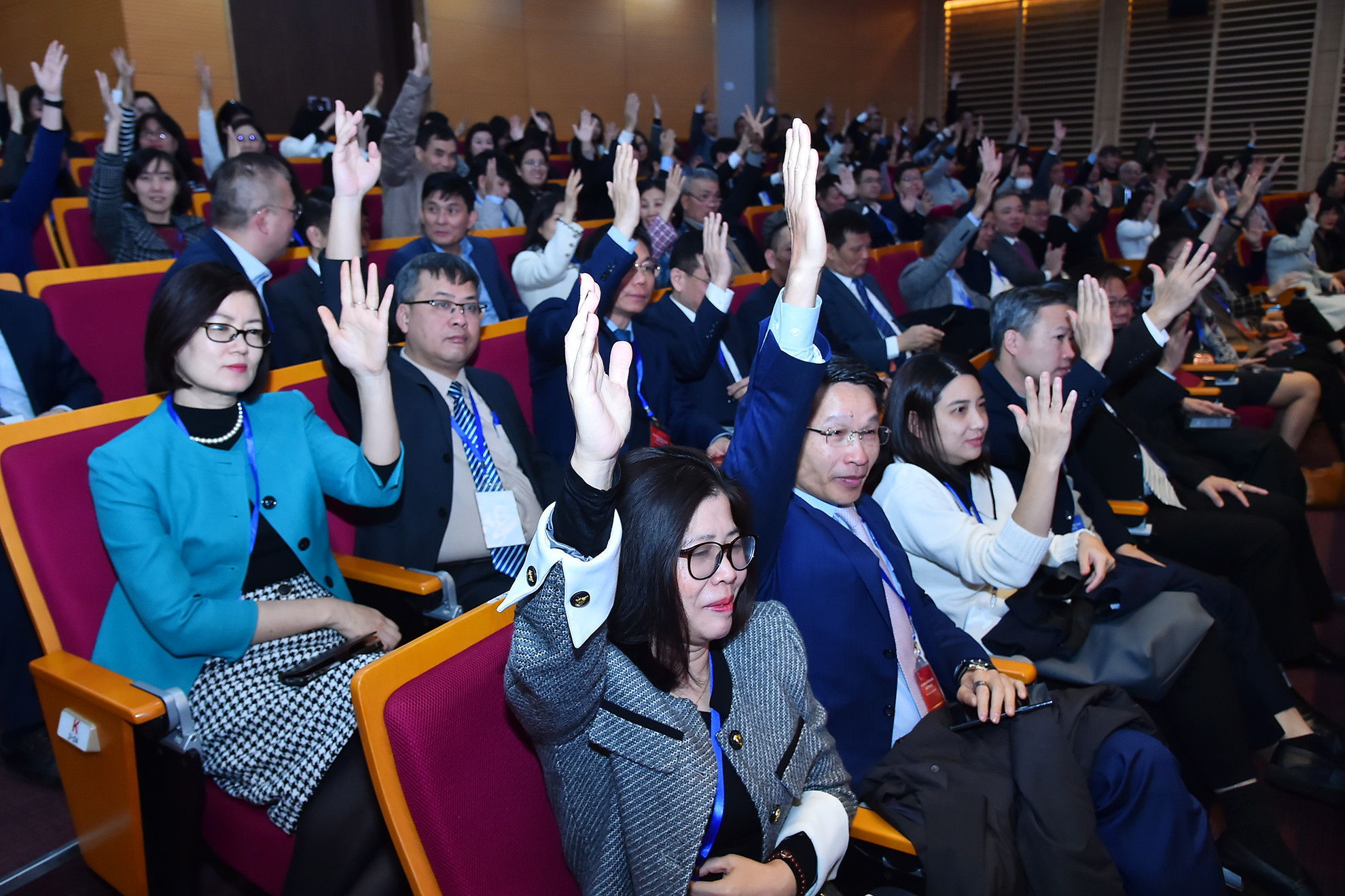 Các đại biểu biểu quyết thông qua Nghị quyết Hội nghị Ngoại giao lần thứ 32. Các đại biểu biểu quyết thông qua Nghị quyết Hội nghị Ngoại giao lần thứ 32.