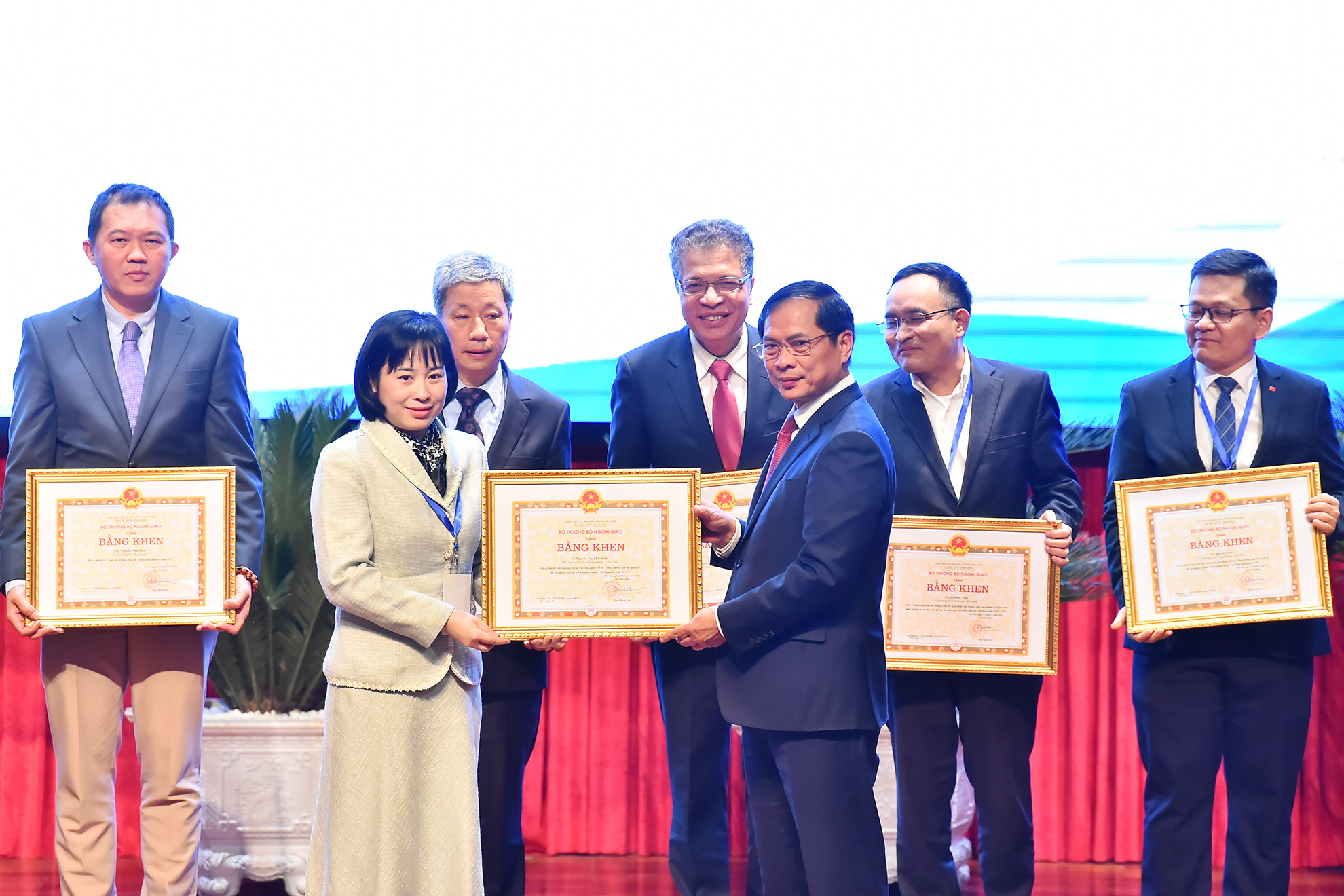 Bộ trưởng Ngoại giao Bùi Thanh Sơn trao tặng bằng khen của Bộ trưởng Ngoại giao cho các cá nhân tiêu biểu có thành tích xuất sắc trong nhiệm vụ đối ngoại và xây dựng ngành ngoại giao. Bộ trưởng Ngoại giao Bùi Thanh Sơn trao tặng bằng khen của Bộ trưởng Ngoại giao cho các cá nhân tiêu biểu có thành tích xuất sắc trong nhiệm vụ đối ngoại và xây dựng ngành ngoại giao.
