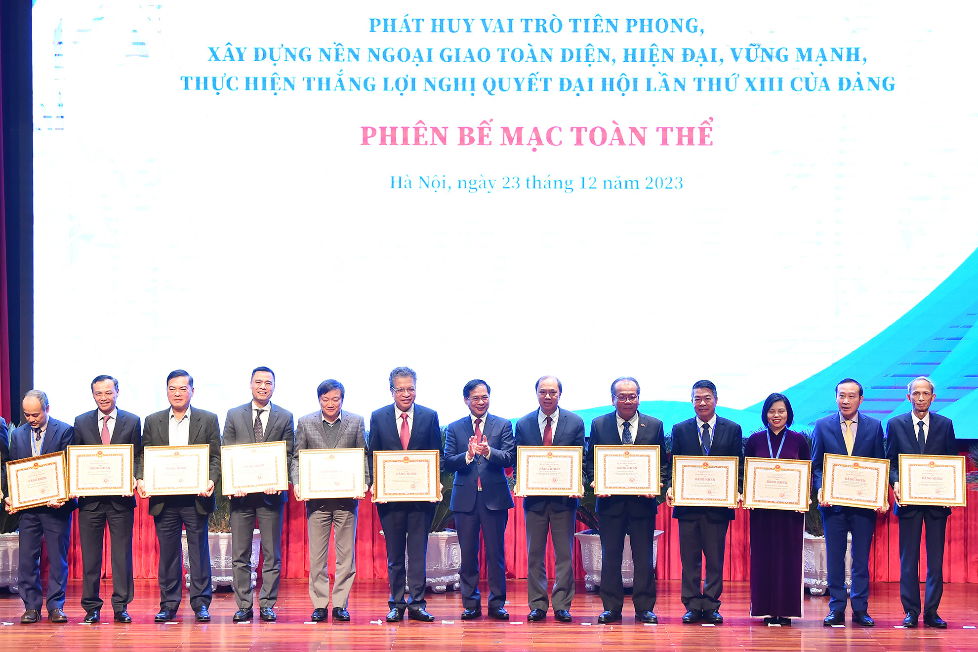 Bộ trưởng Ngoại giao Bùi Thanh Sơn trao tặng bằng khen cho đại diện tập thể các cơ quan đại diện Việt Nam ở nước ngoài đạt thành tích xuất sắc. Bộ trưởng Ngoại giao Bùi Thanh Sơn trao tặng bằng khen cho đại diện tập thể các cơ quan đại diện Việt Nam ở nước ngoài đạt thành tích xuất sắc.