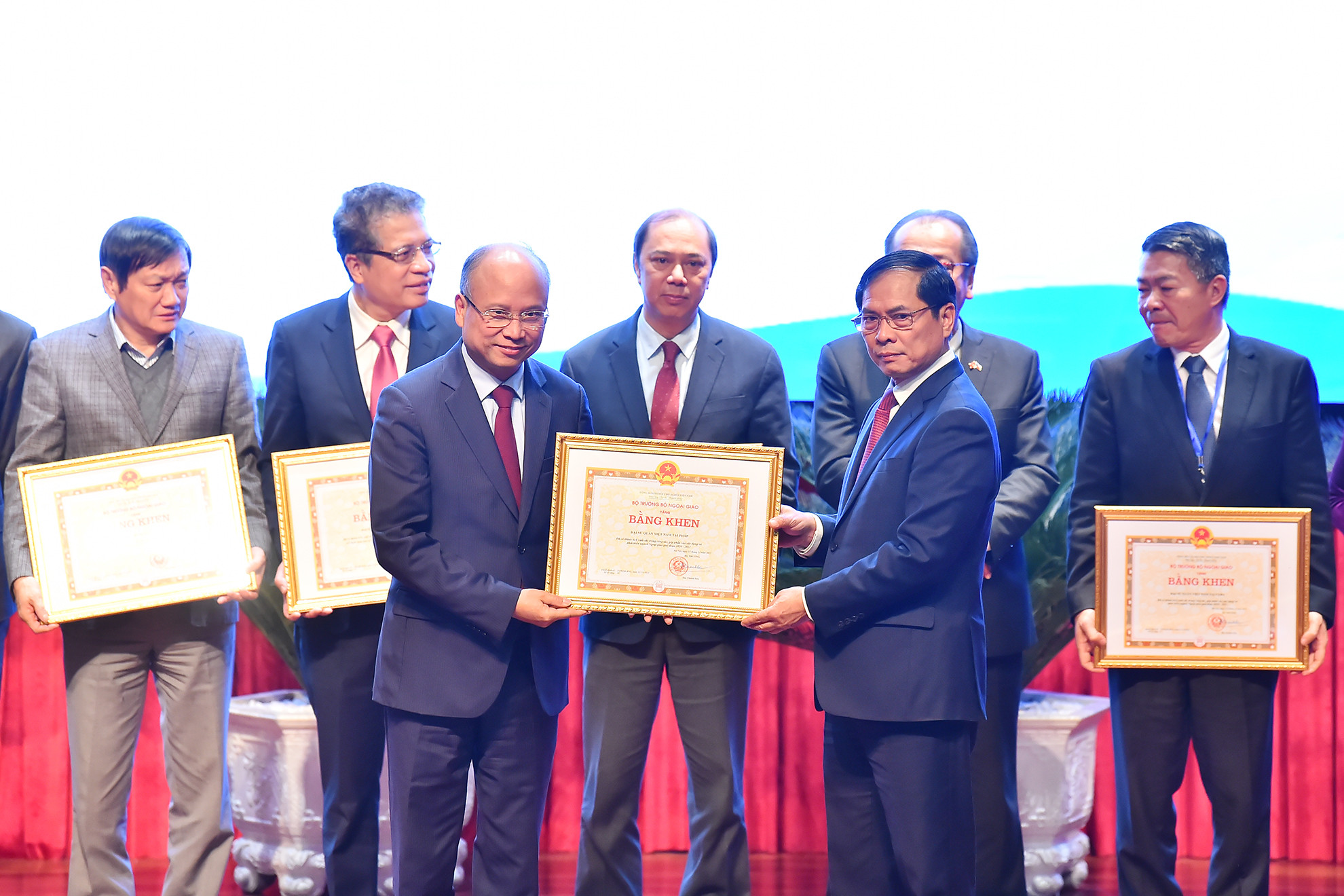 Bộ trưởng Ngoại giao Bùi Thanh Sơn trao tặng bằng khen của Bộ trưởng Ngoại giao tặng Đại sứ quán Việt Nam tại Pháp. Bộ trưởng Ngoại giao Bùi Thanh Sơn trao tặng bằng khen của Bộ trưởng Ngoại giao tặng Đại sứ quán Việt Nam tại Pháp.