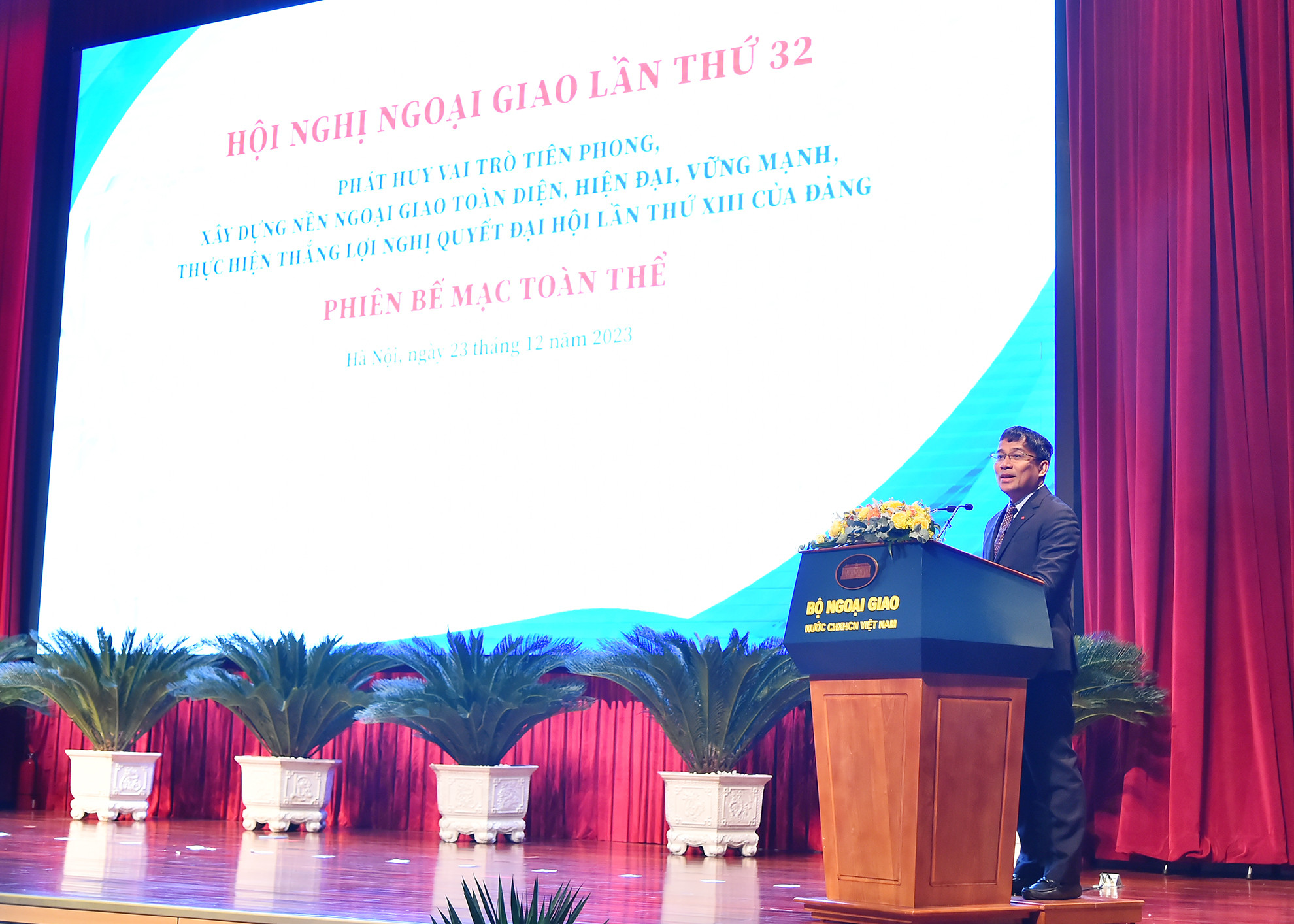 Thứ trưởng Thường trực Ngoại giao Nguyễn Minh Vũ điều hành phiên bế mạc Hội nghị Ngoại giao lần thứ 32. Thứ trưởng Thường trực Ngoại giao Nguyễn Minh Vũ điều hành phiên bế mạc Hội nghị Ngoại giao lần thứ 32.