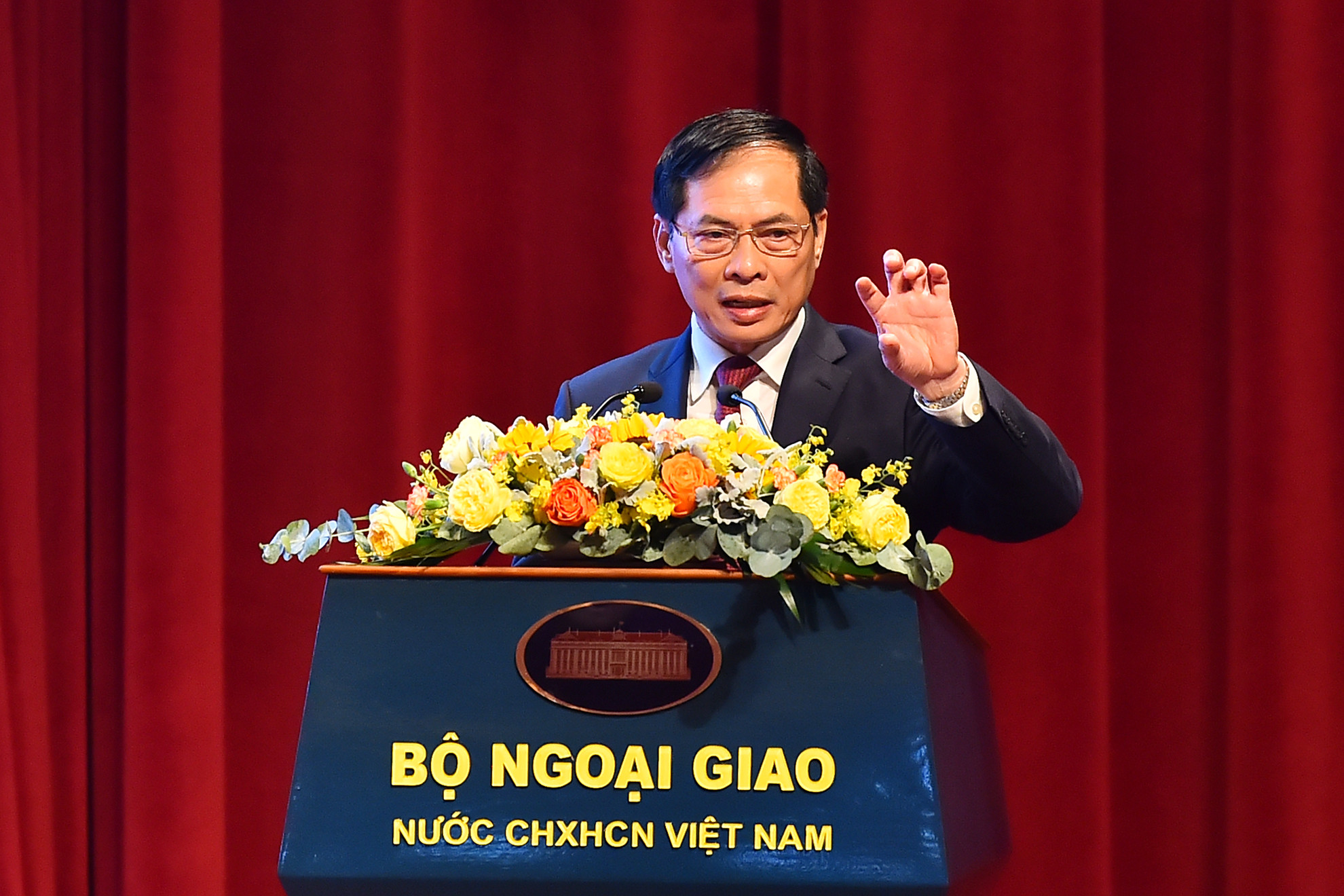 Bộ trưởng Ngoại giao Bùi Thanh Sơn phát biểu bế mạc Hội nghị Ngoại giao lần thứ 32. Bộ trưởng Ngoại giao Bùi Thanh Sơn phát biểu bế mạc Hội nghị Ngoại giao lần thứ 32.